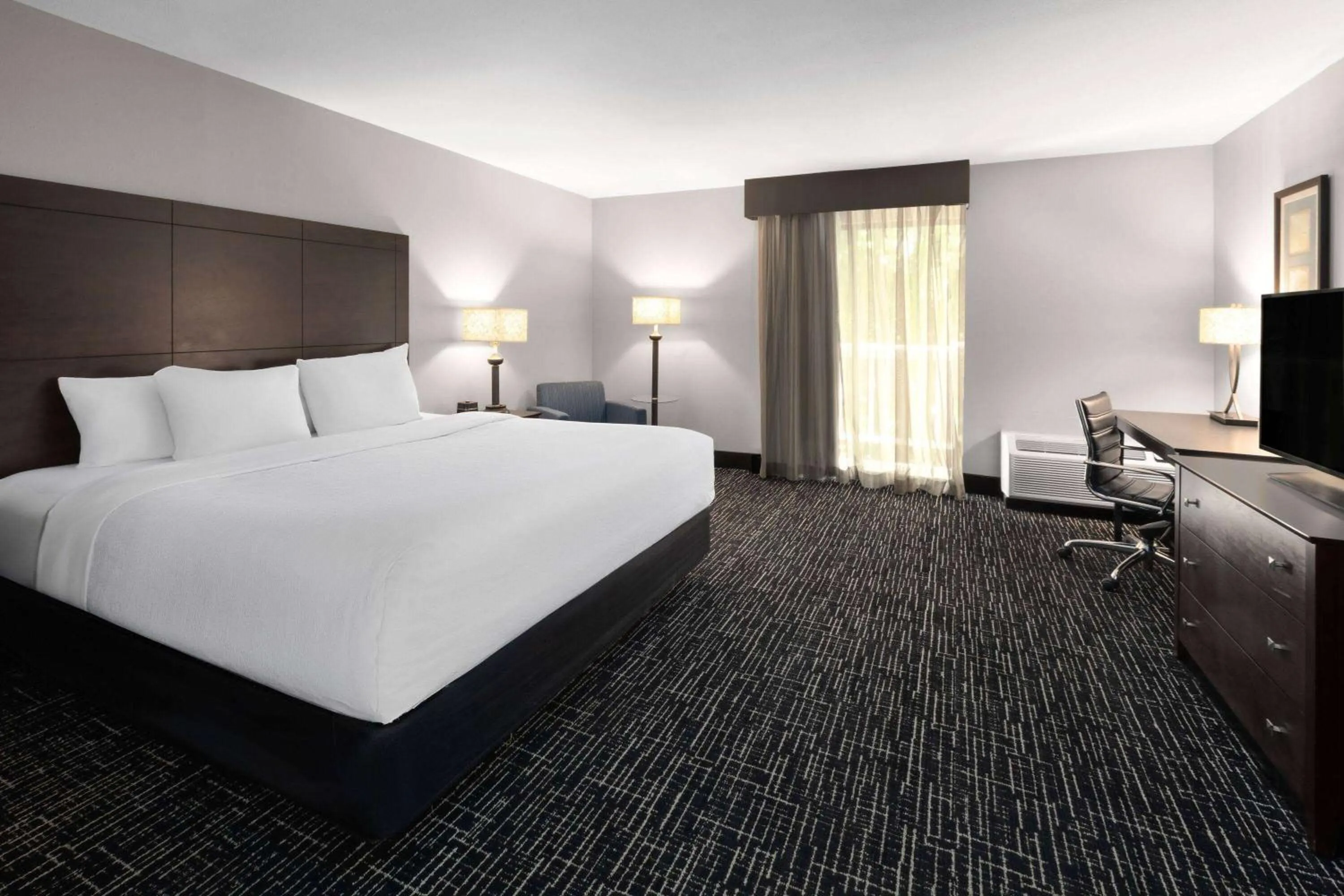 Photo of the whole room, Bed in La Quinta Inn by Wyndham Sheboygan