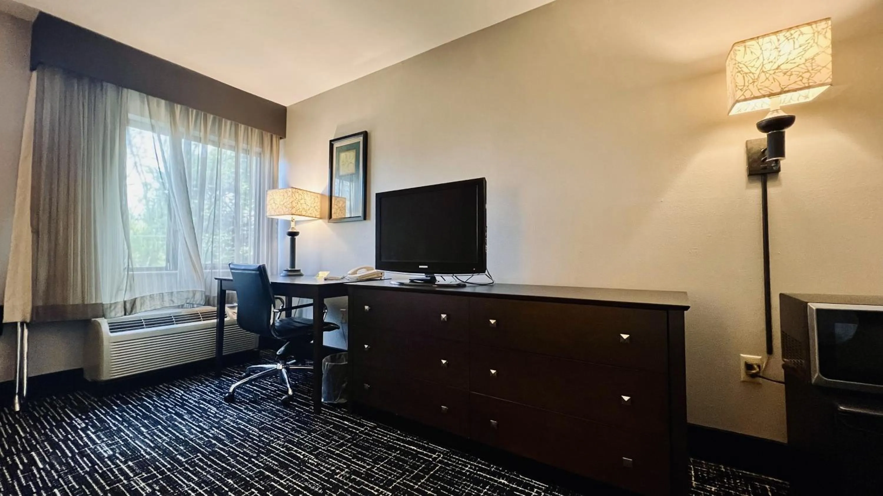 TV and multimedia, Bed in La Quinta Inn by Wyndham Sheboygan