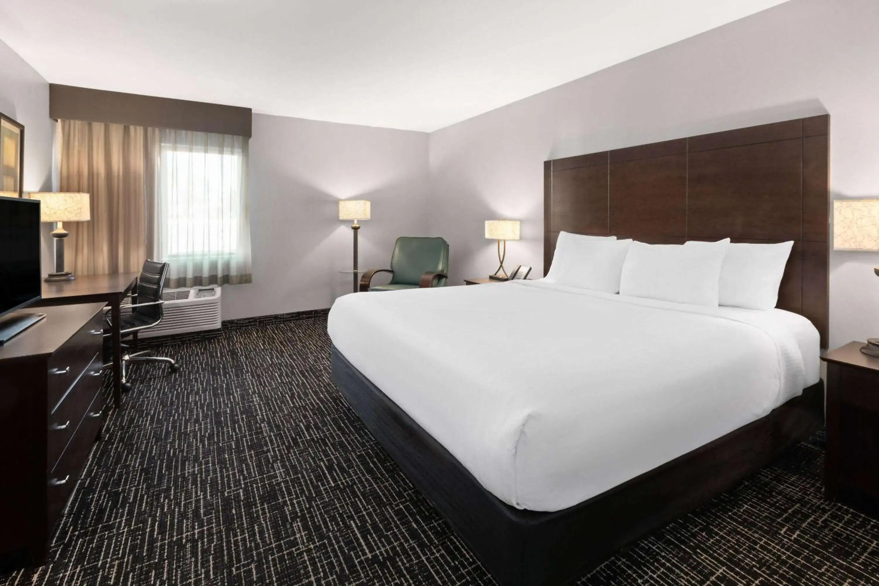 Photo of the whole room, Bed in La Quinta Inn by Wyndham Sheboygan Photo of the whole room, Bed in La Quinta Inn by Wyndham Sheboygan