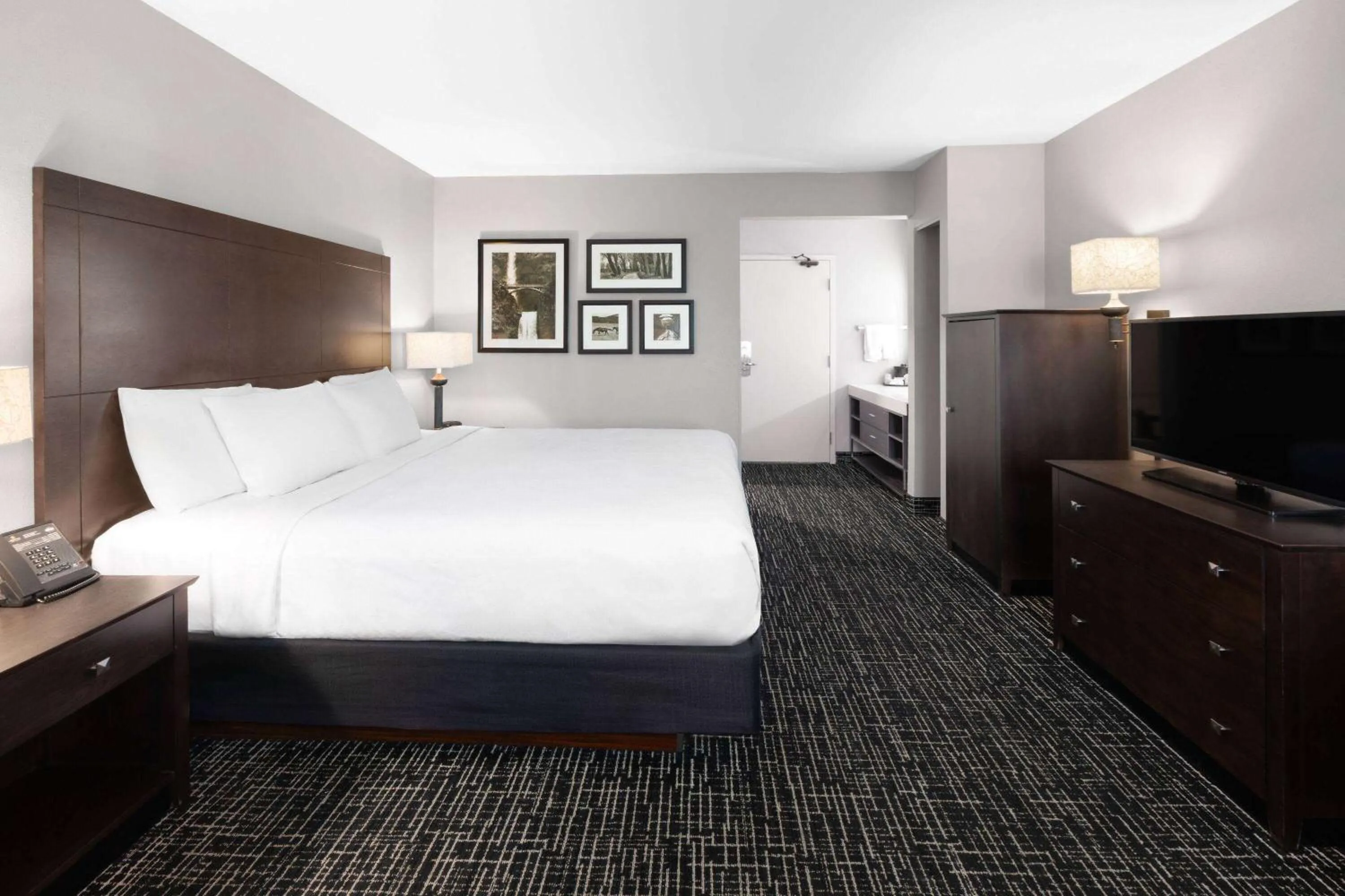 Photo of the whole room, Bed in La Quinta Inn by Wyndham Sheboygan