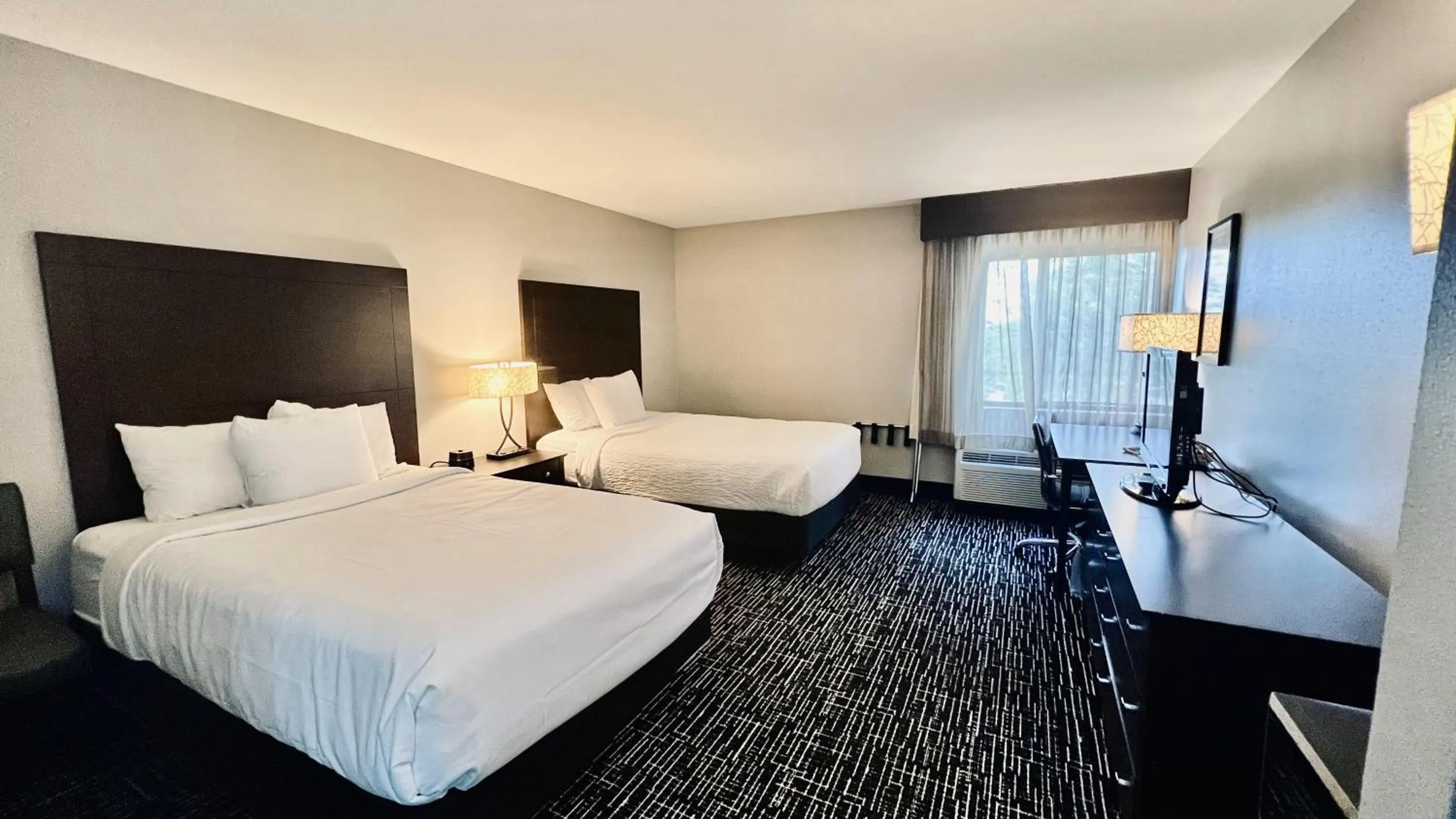 Photo of the whole room, Bed in La Quinta Inn by Wyndham Sheboygan