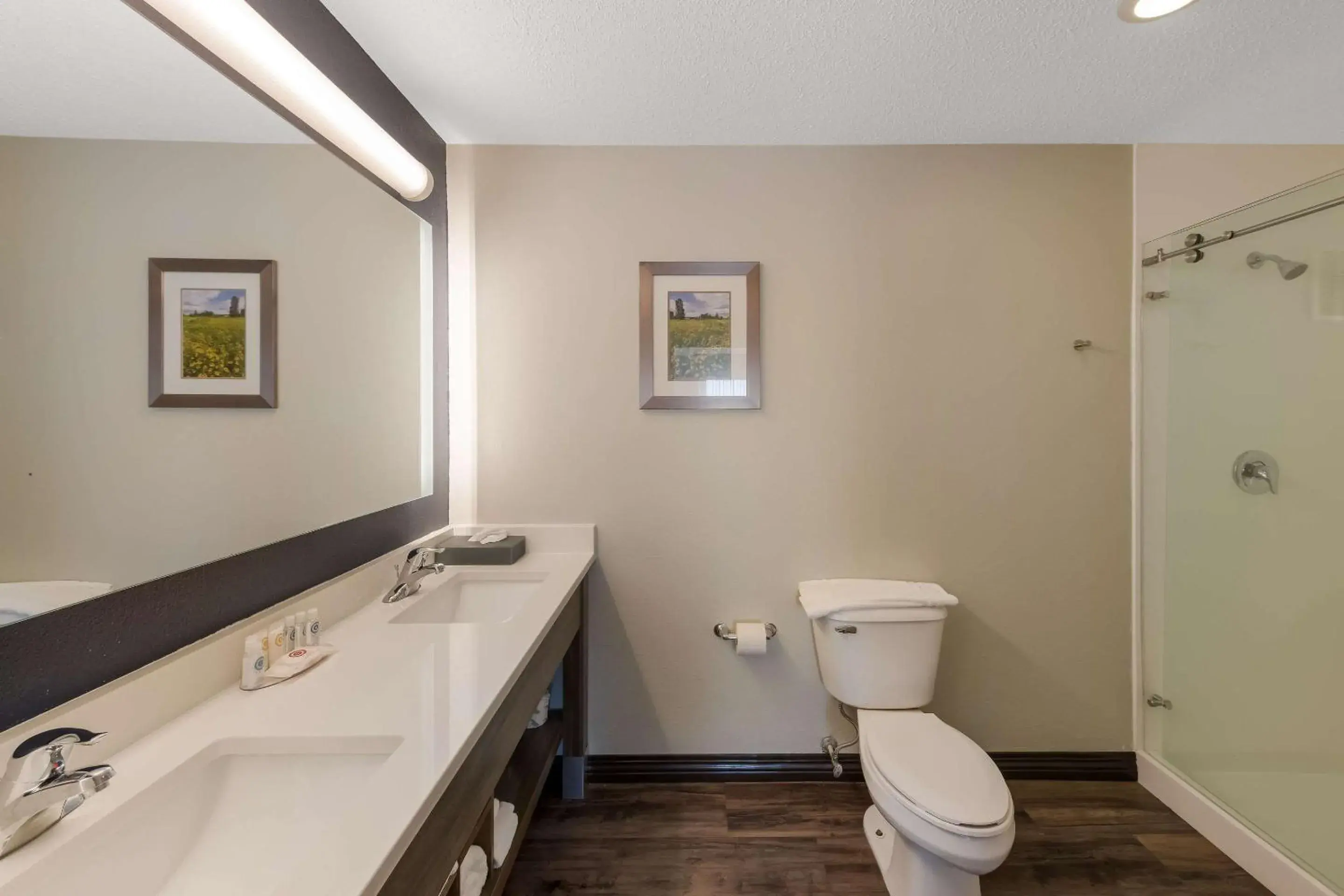 Bedroom in Comfort Inn & Suites Tipp City Dayton North I-75 Bedroom in Comfort Inn & Suites Tipp City Dayton North I-75