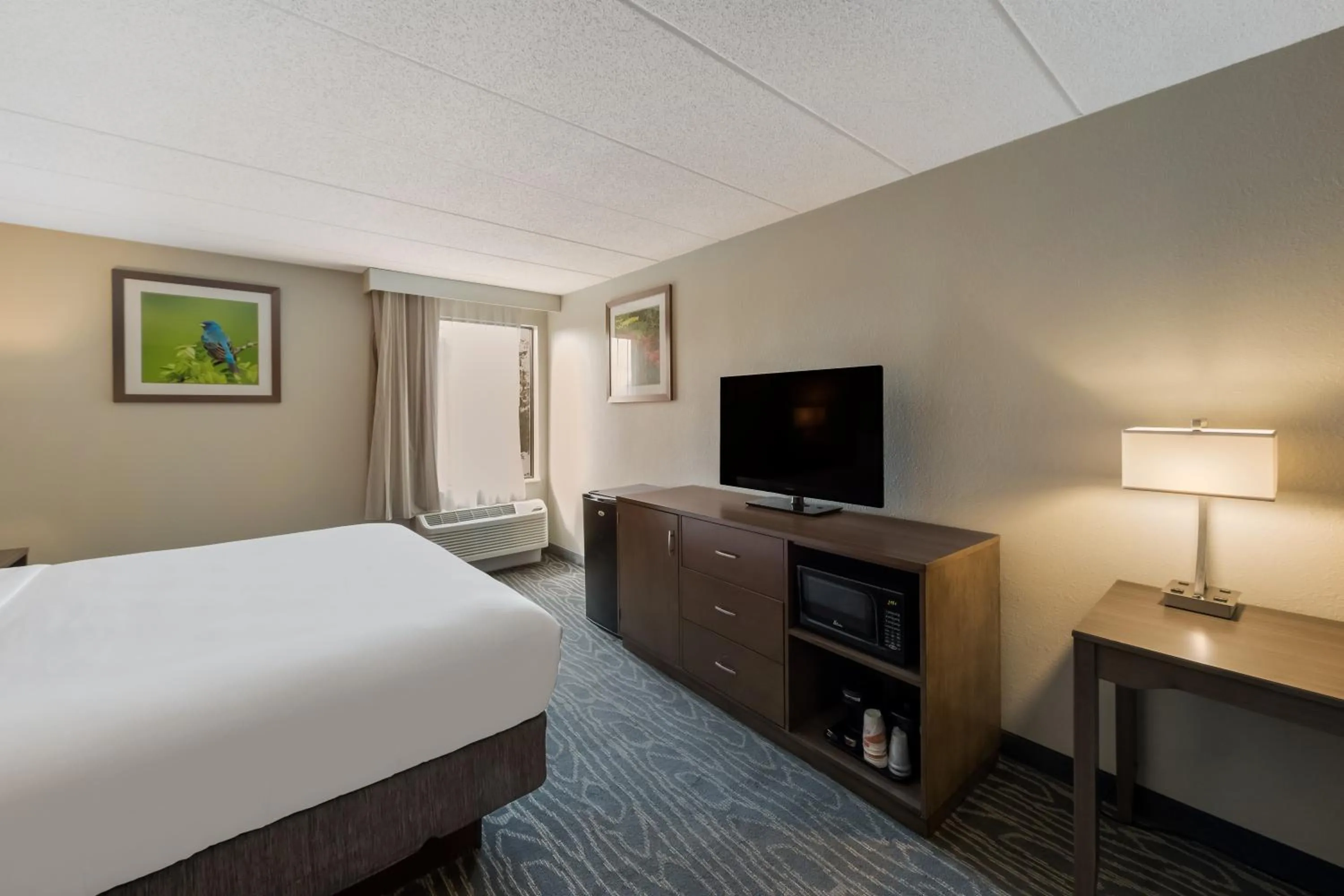 Bedroom, Bed in Comfort Inn & Suites Tipp City Dayton North I-75