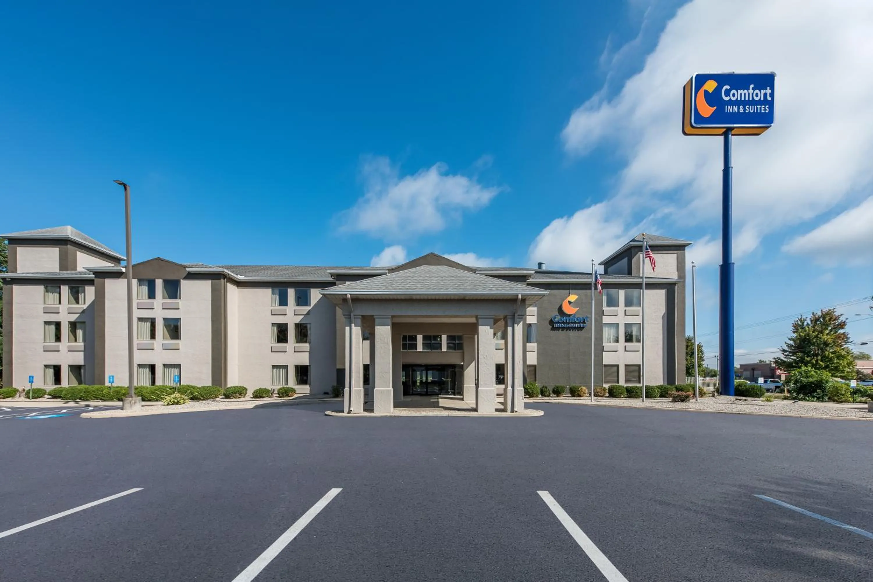 Property building in Comfort Inn & Suites Tipp City Dayton North I-75