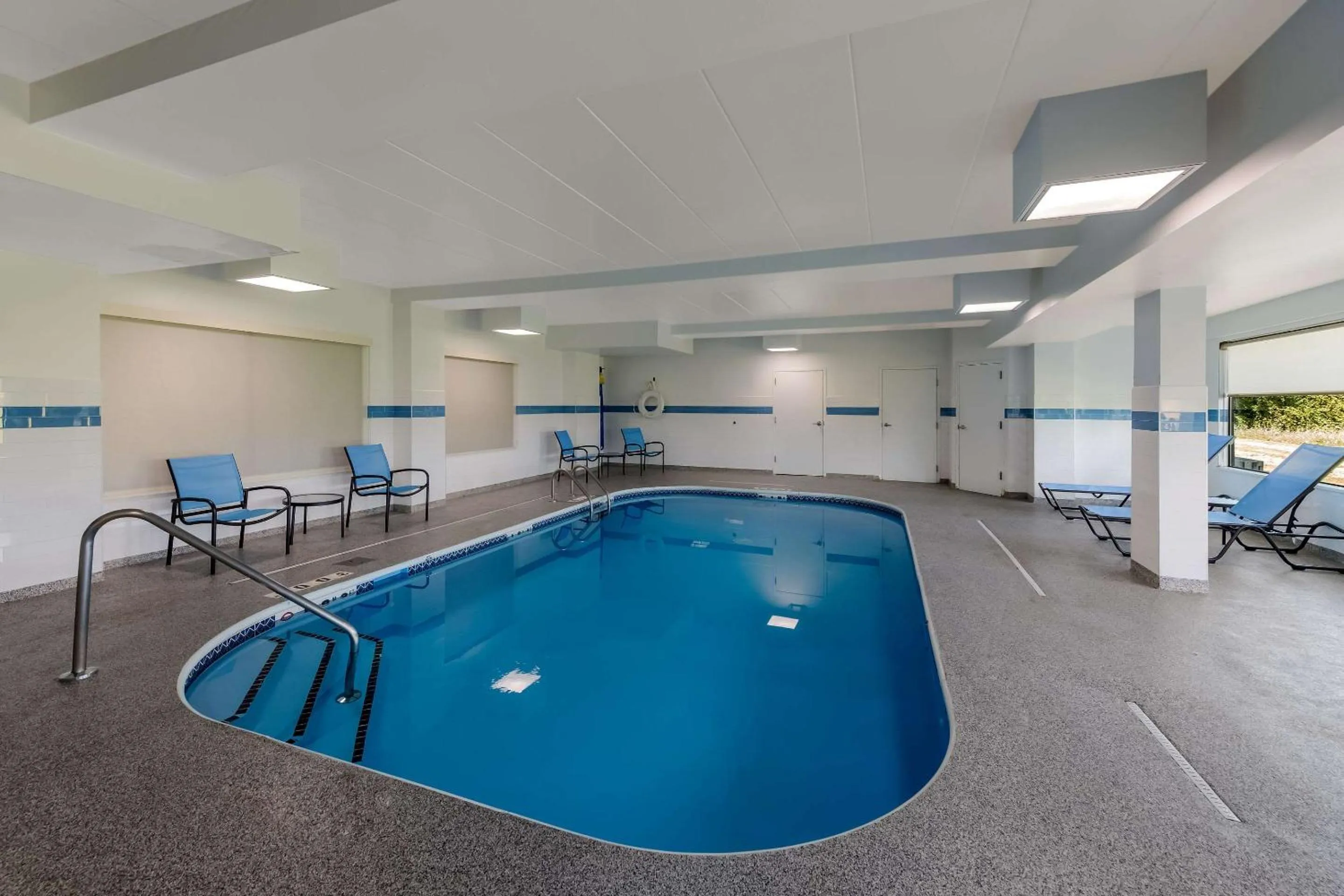 Swimming pool in Comfort Inn & Suites Tipp City Dayton North I-75