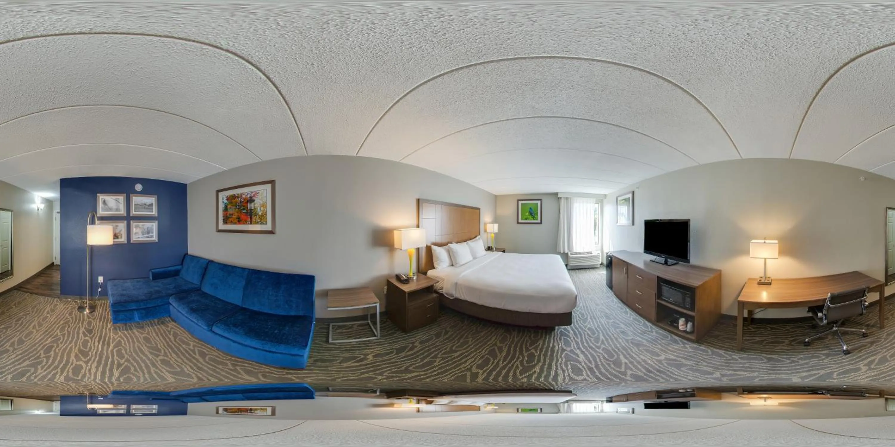 Seating area, Bed in Comfort Inn & Suites Tipp City Dayton North I-75