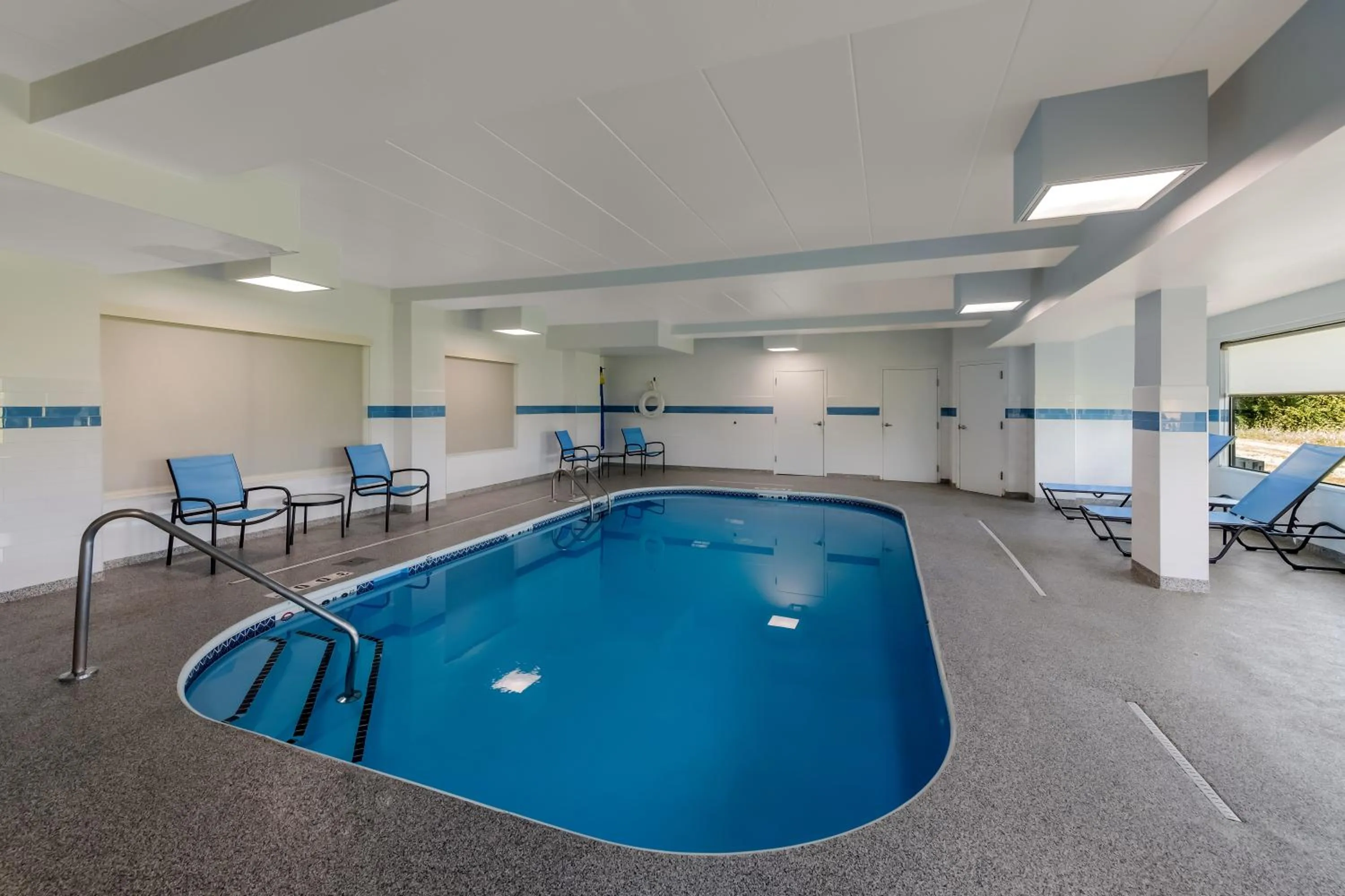 Swimming pool in Comfort Inn & Suites Tipp City Dayton North I-75
