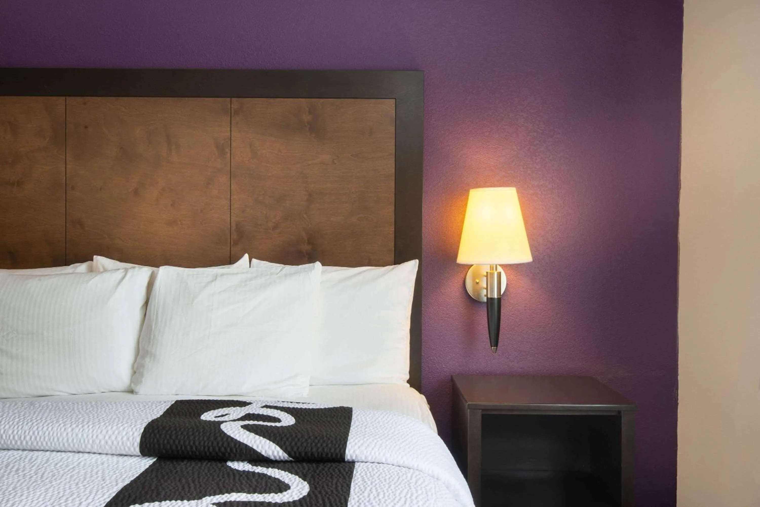 Photo of the whole room, Bed in La Quinta by Wyndham Erie