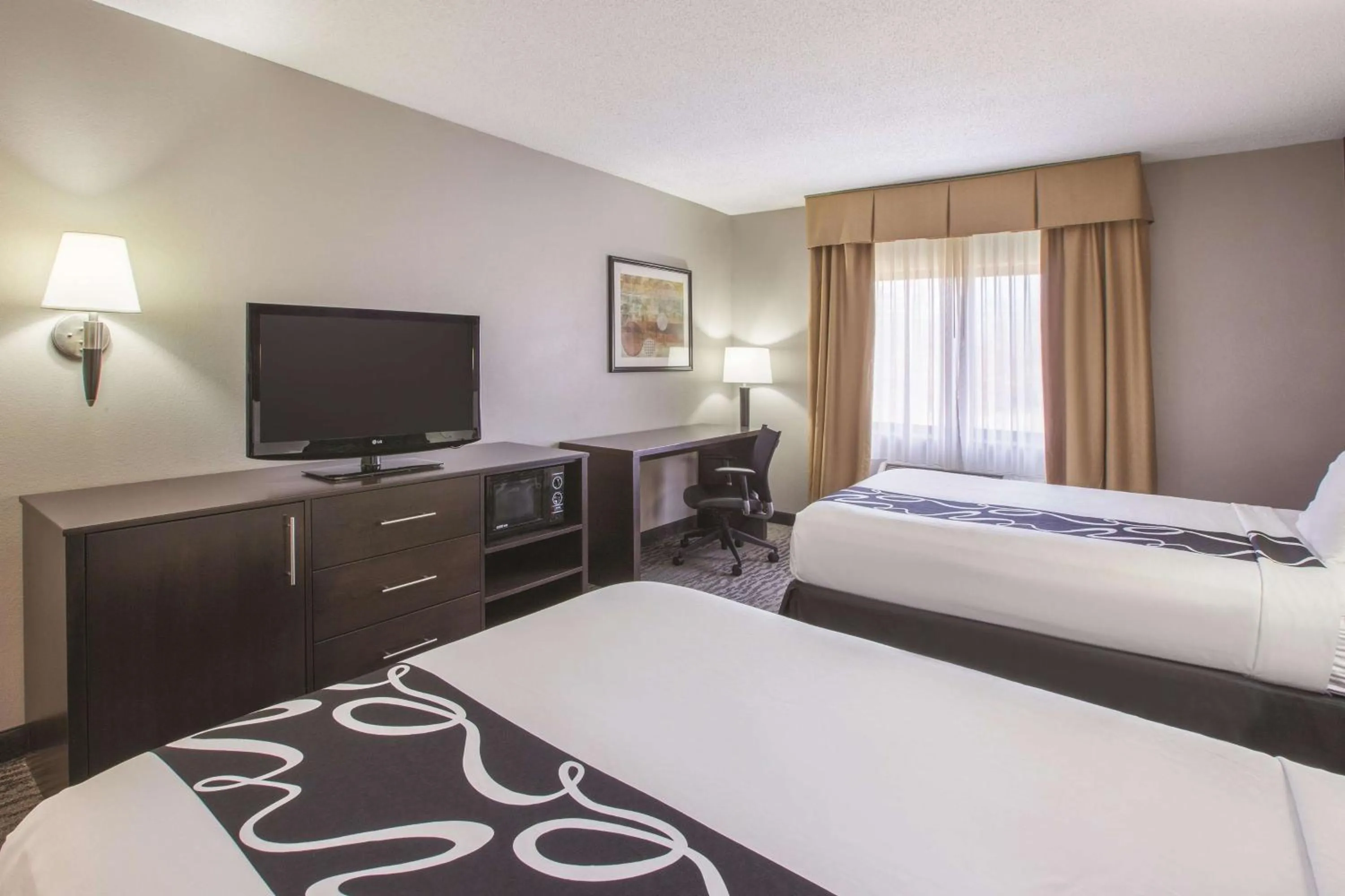 Photo of the whole room, Bed in La Quinta by Wyndham Erie