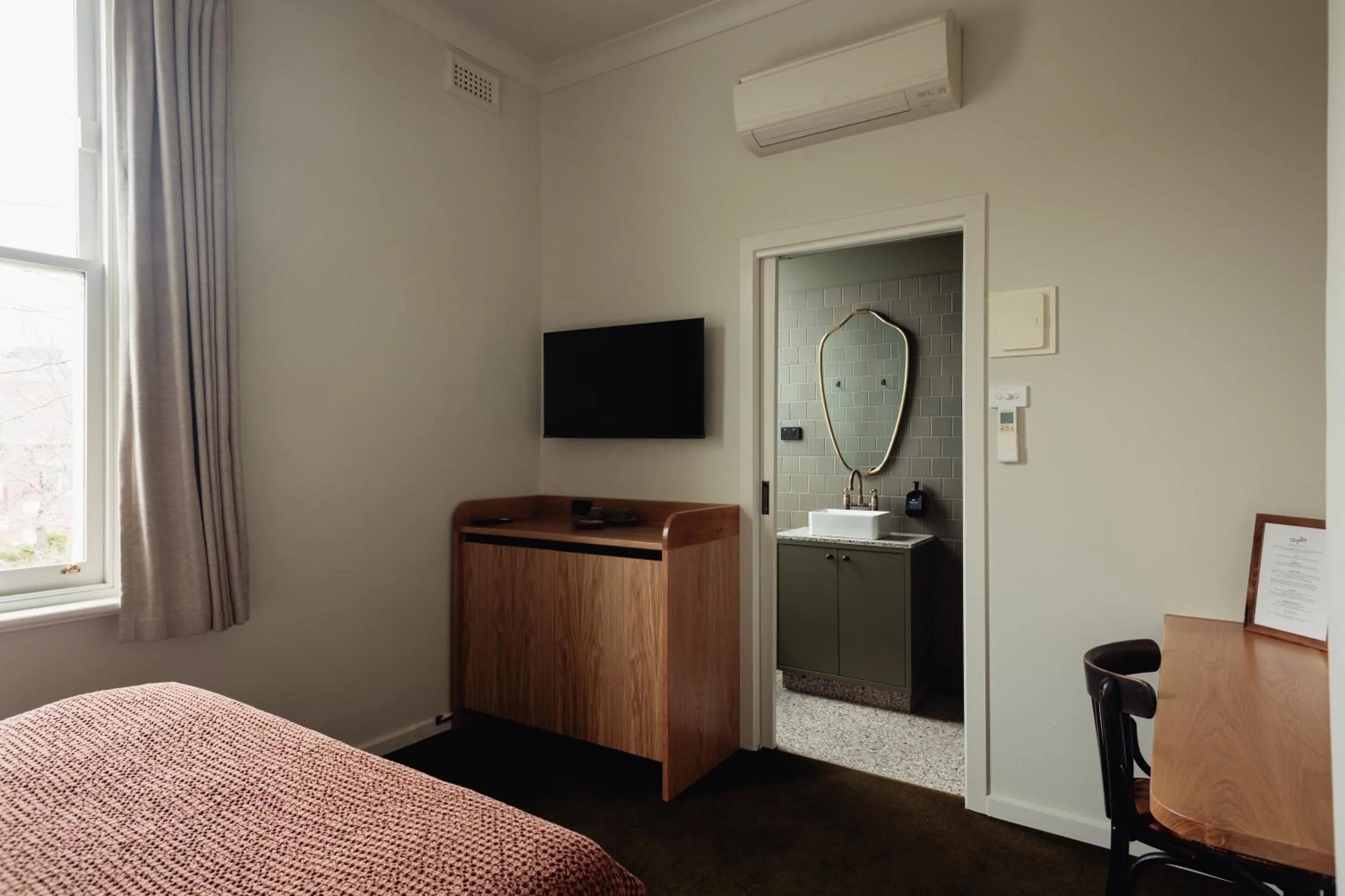 Bedroom, Bed in Naughtons Hotel