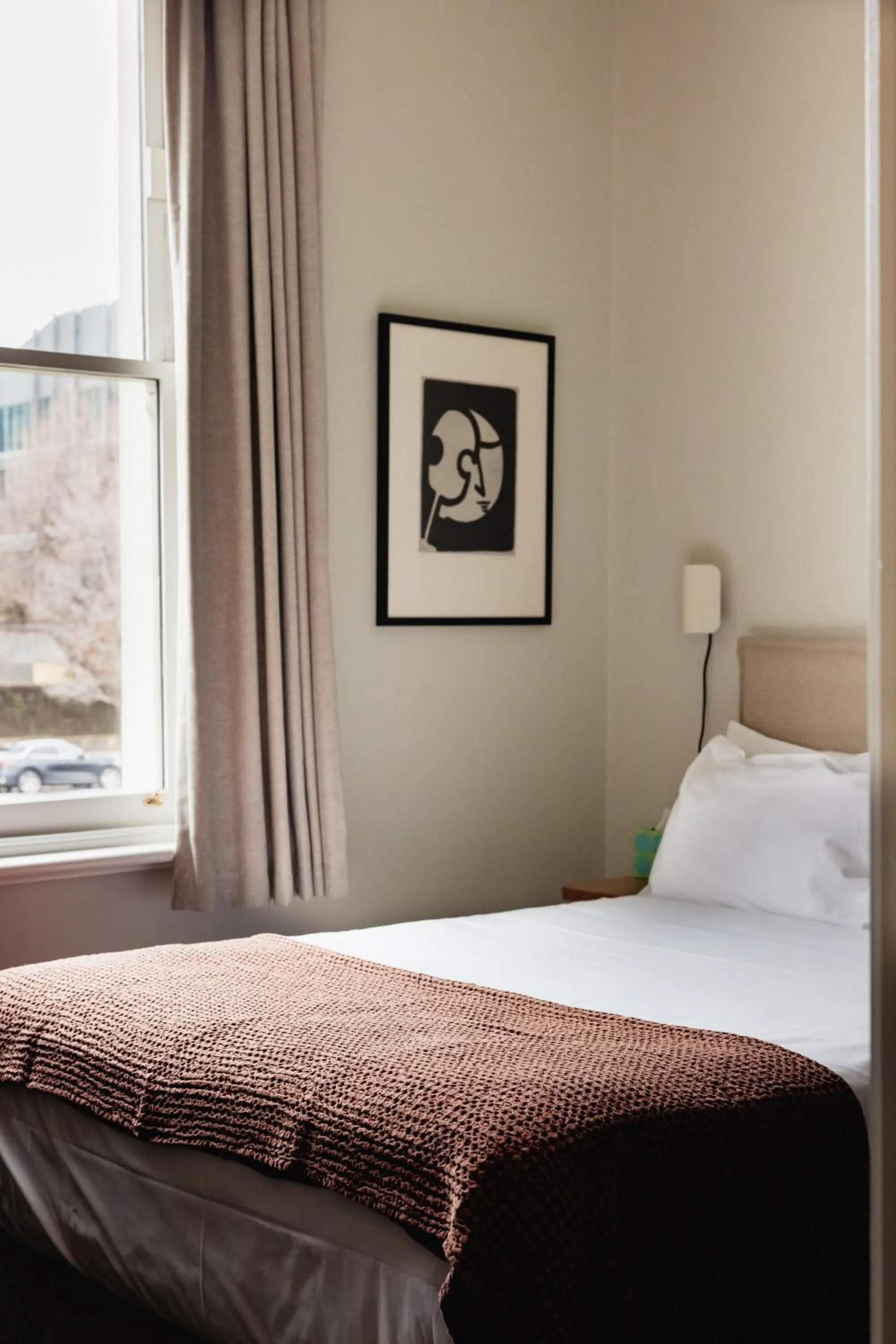 Bedroom, Bed in Naughtons Hotel