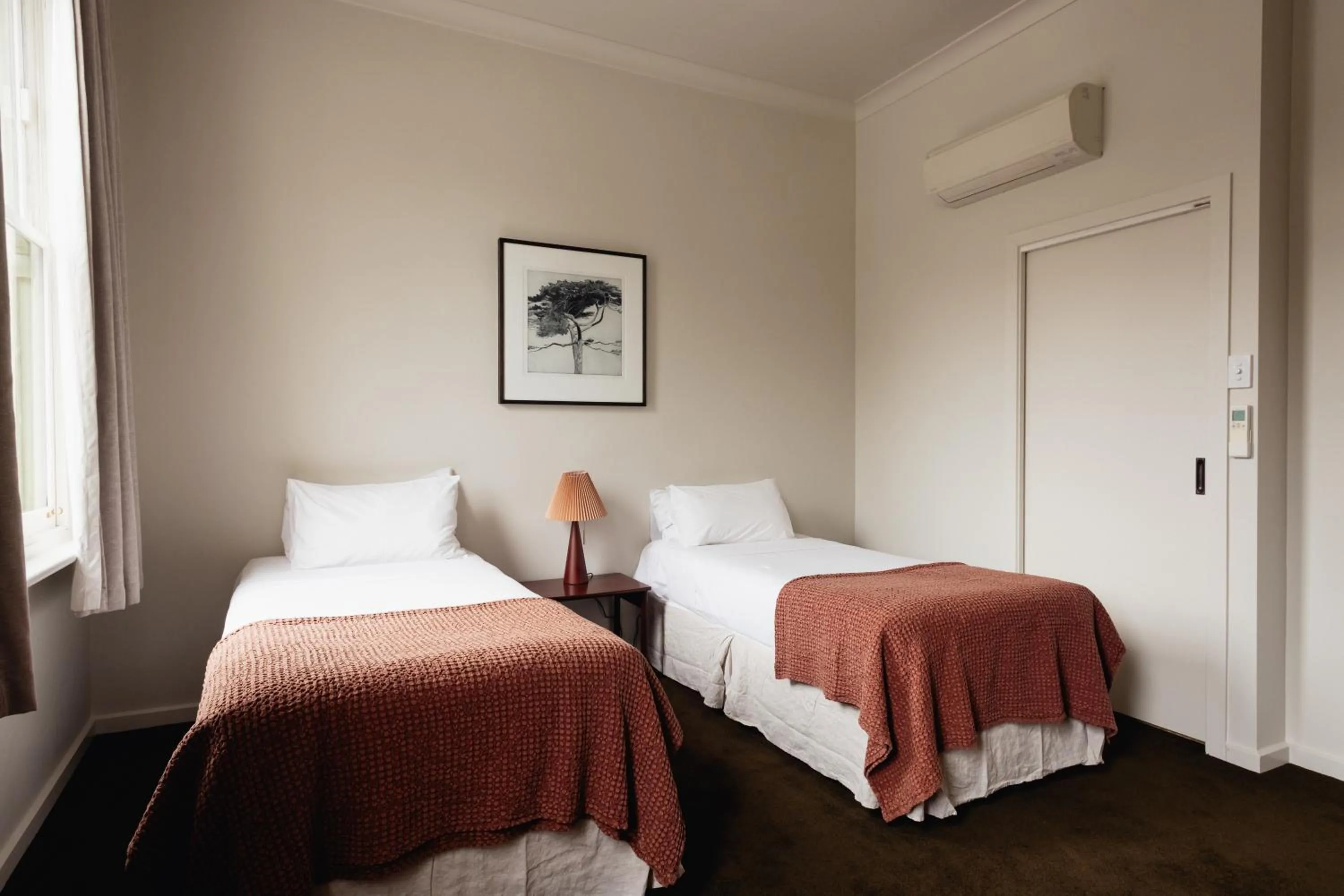 Bedroom, Bed in Naughtons Hotel