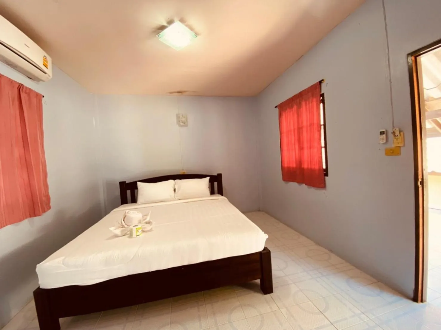 Bed in Phupha Bungalow Haad Rin