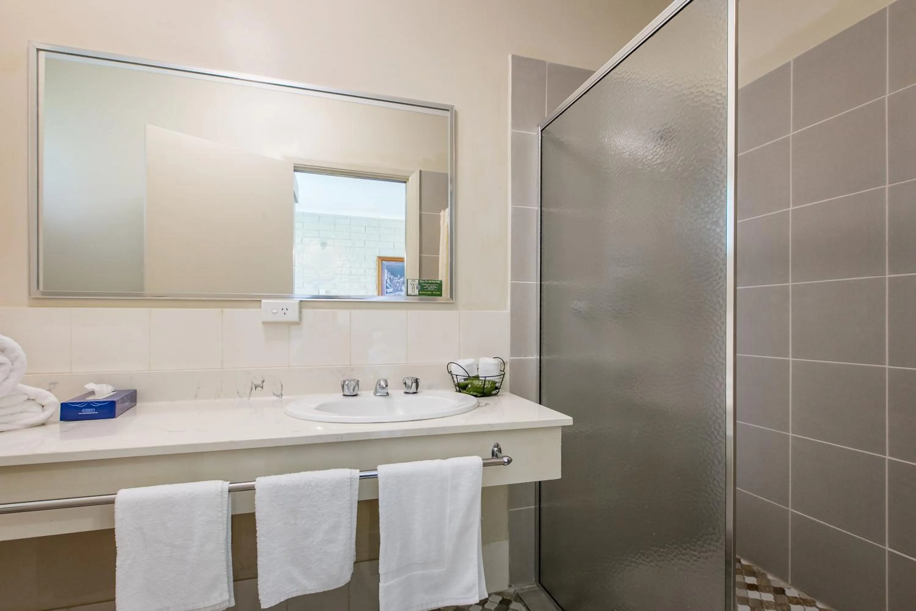 Bathroom in Allamar Motel