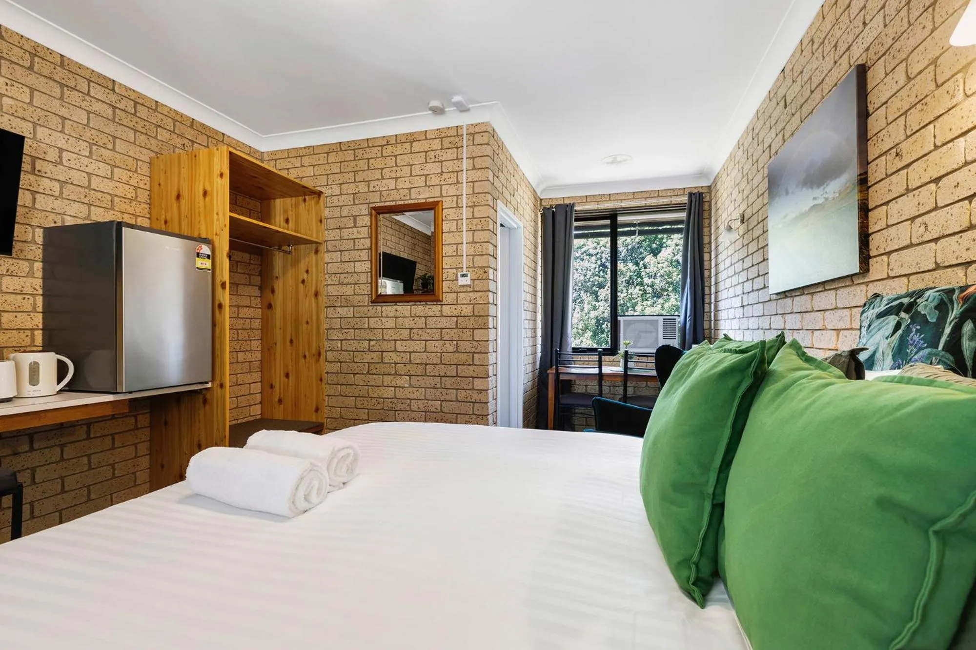 Bed in Allamar Motel