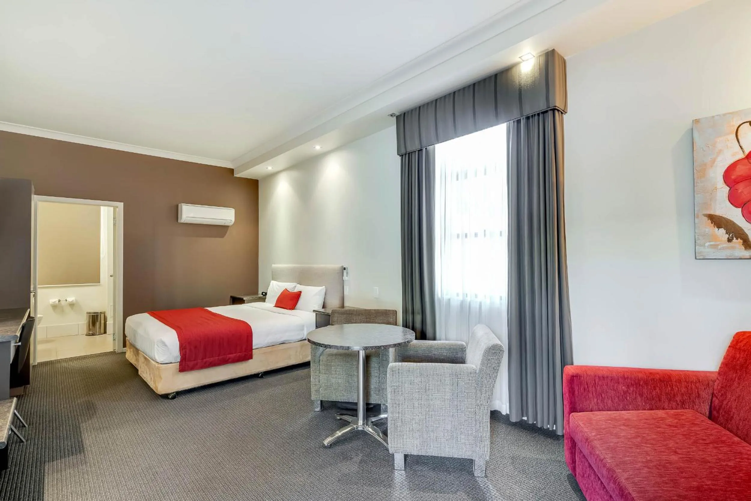 Photo of the whole room, Bed in Prince of Wales Hotel