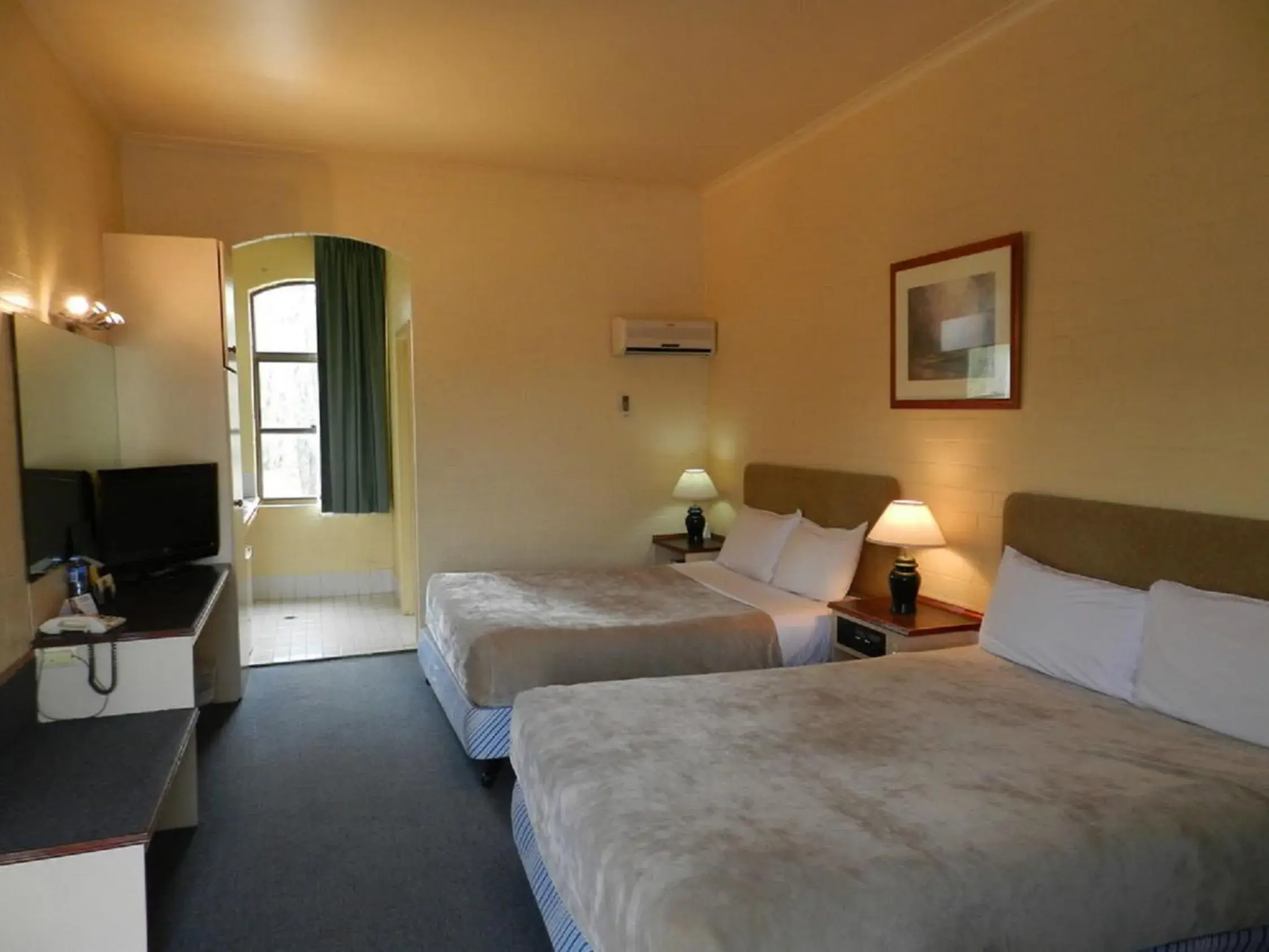 Property building, Bed in Prince of Wales Hotel Property building, Bed in Prince of Wales Hotel