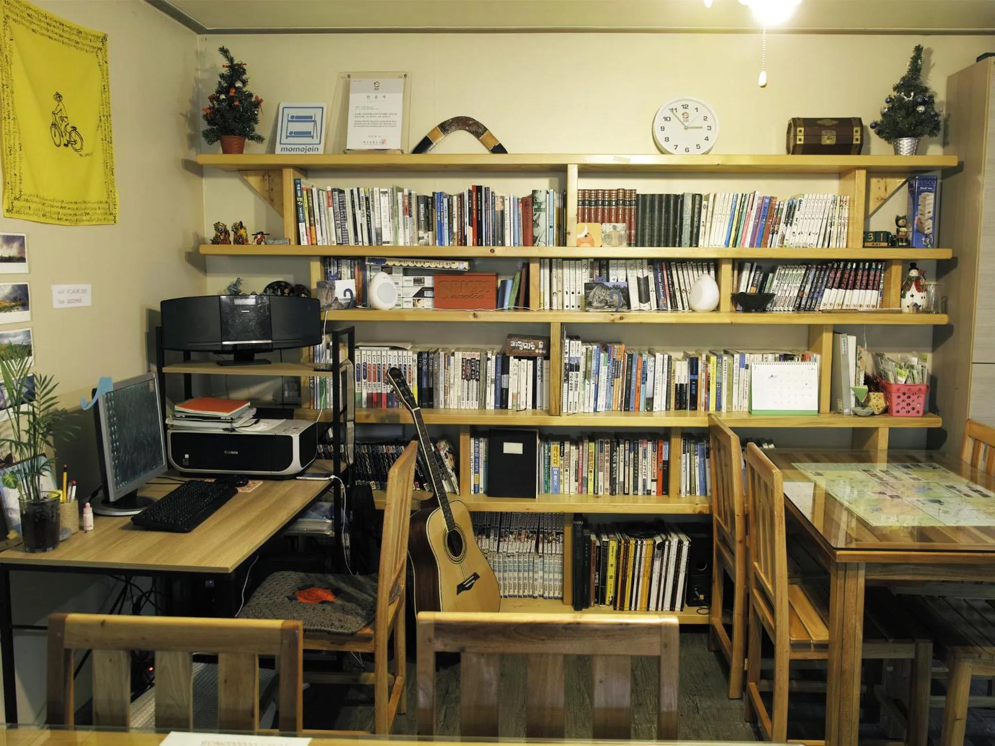 Library in Gyeongju Momojane Guesthouse