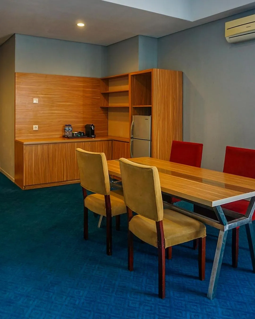 Kitchen or kitchenette in Hotel Dafam Pekanbaru