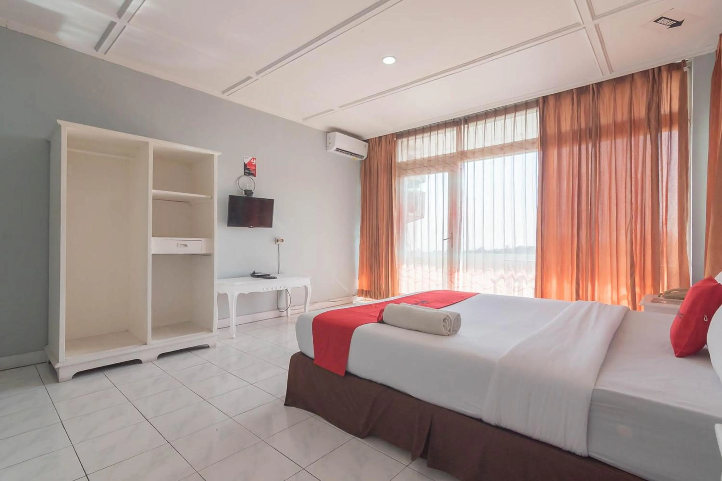 Bedroom, Bed in RedDoorz near Farm House 4