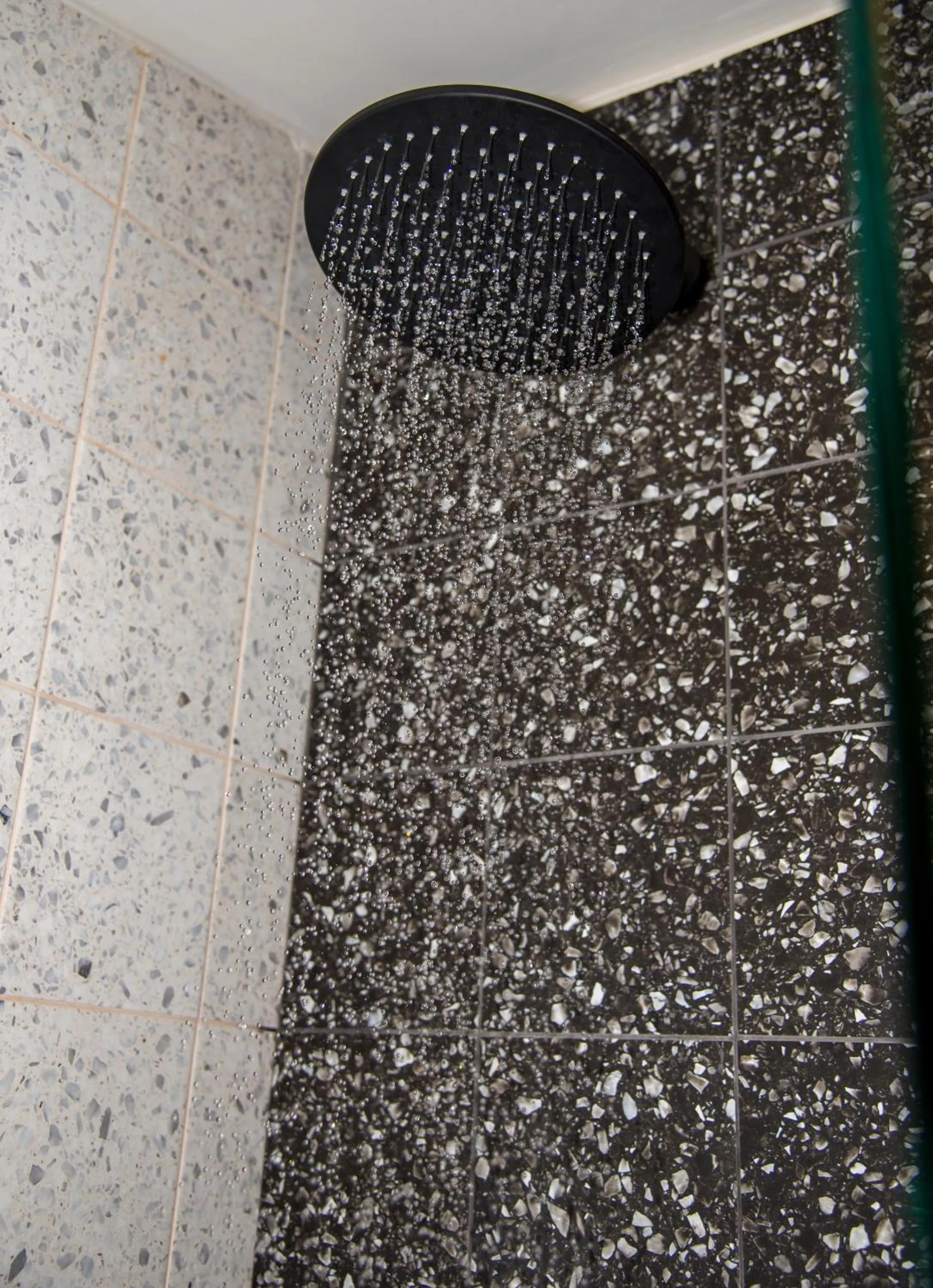 Shower in Cretan Berry Sarpaki