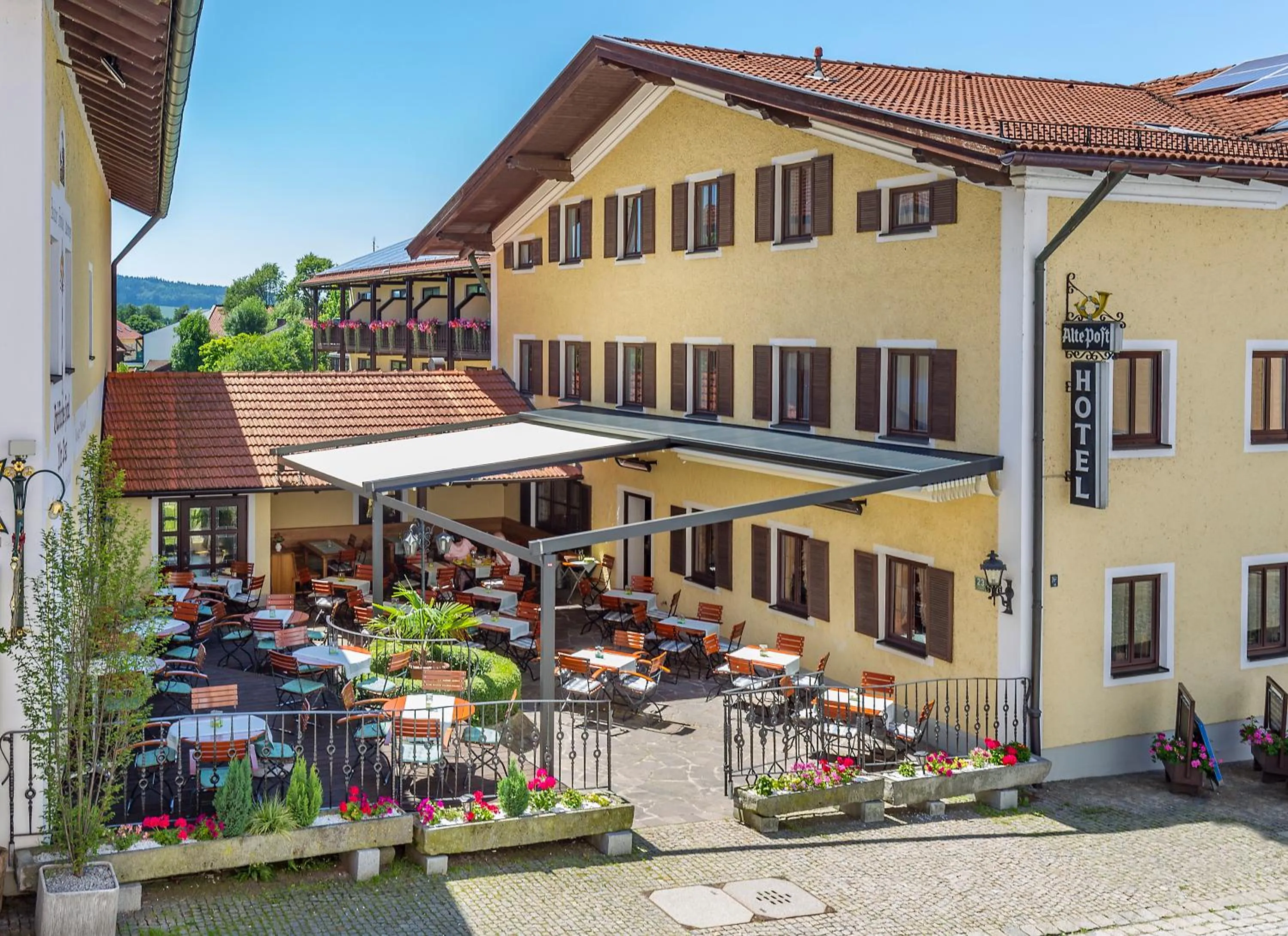 Property building in Gräfliches Hotel Alte Post