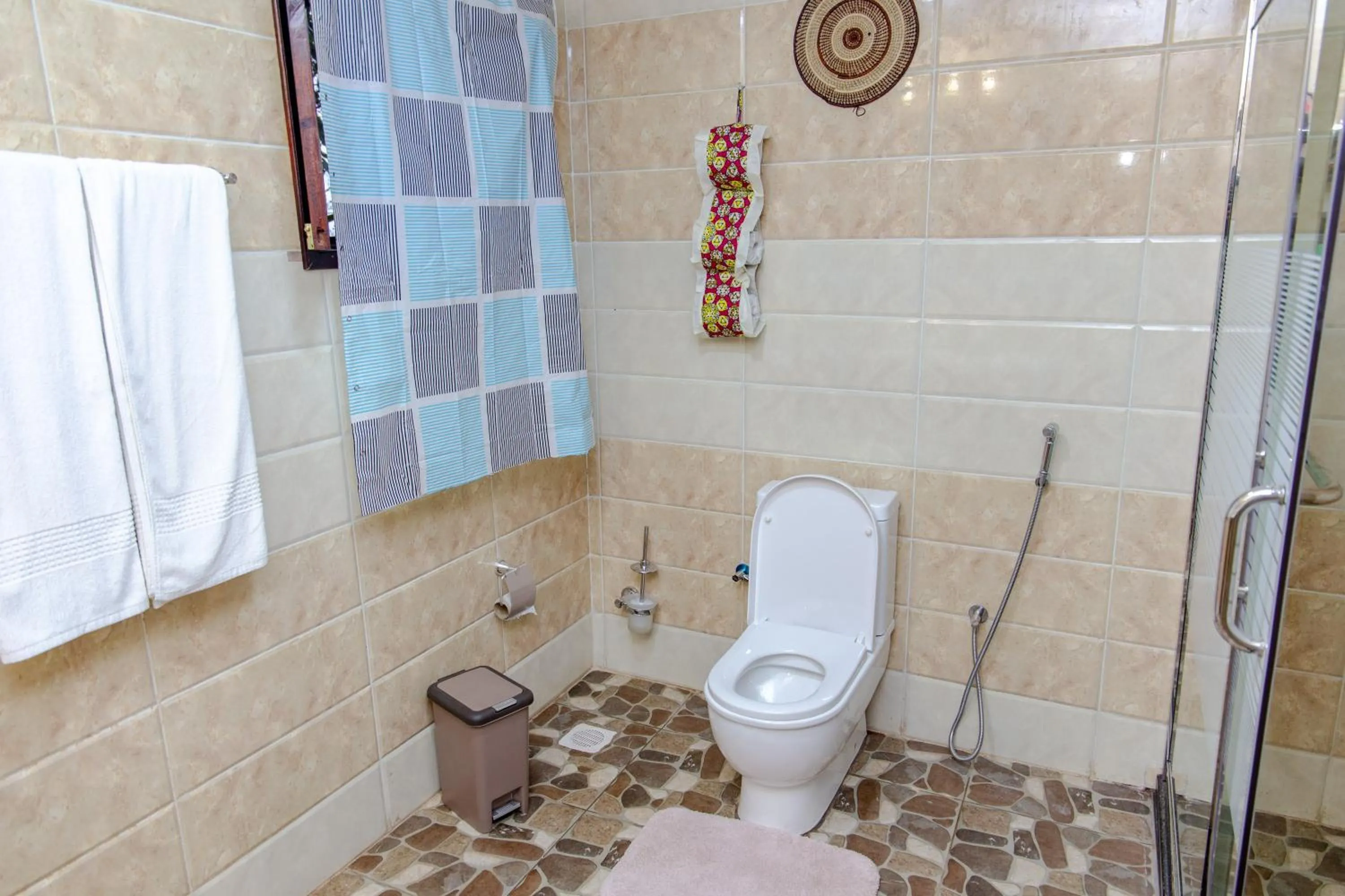 Shower in Ingagi Park View Lodge