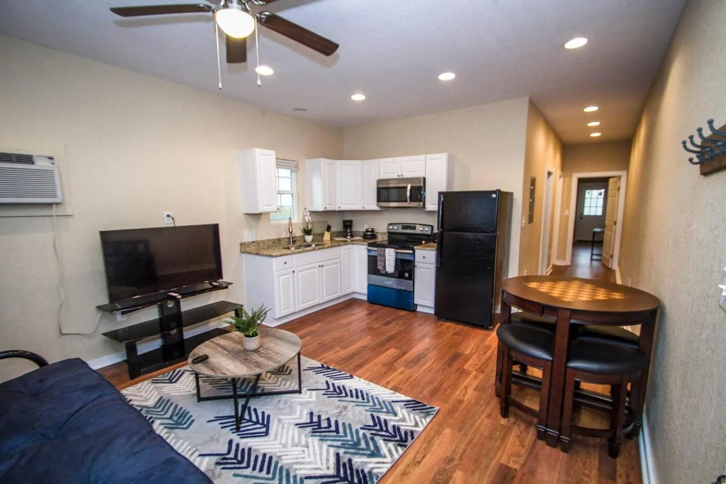 Kitchen or kitchenette in Hackberry St #A Renovated 2BR/2BA Near Downtown