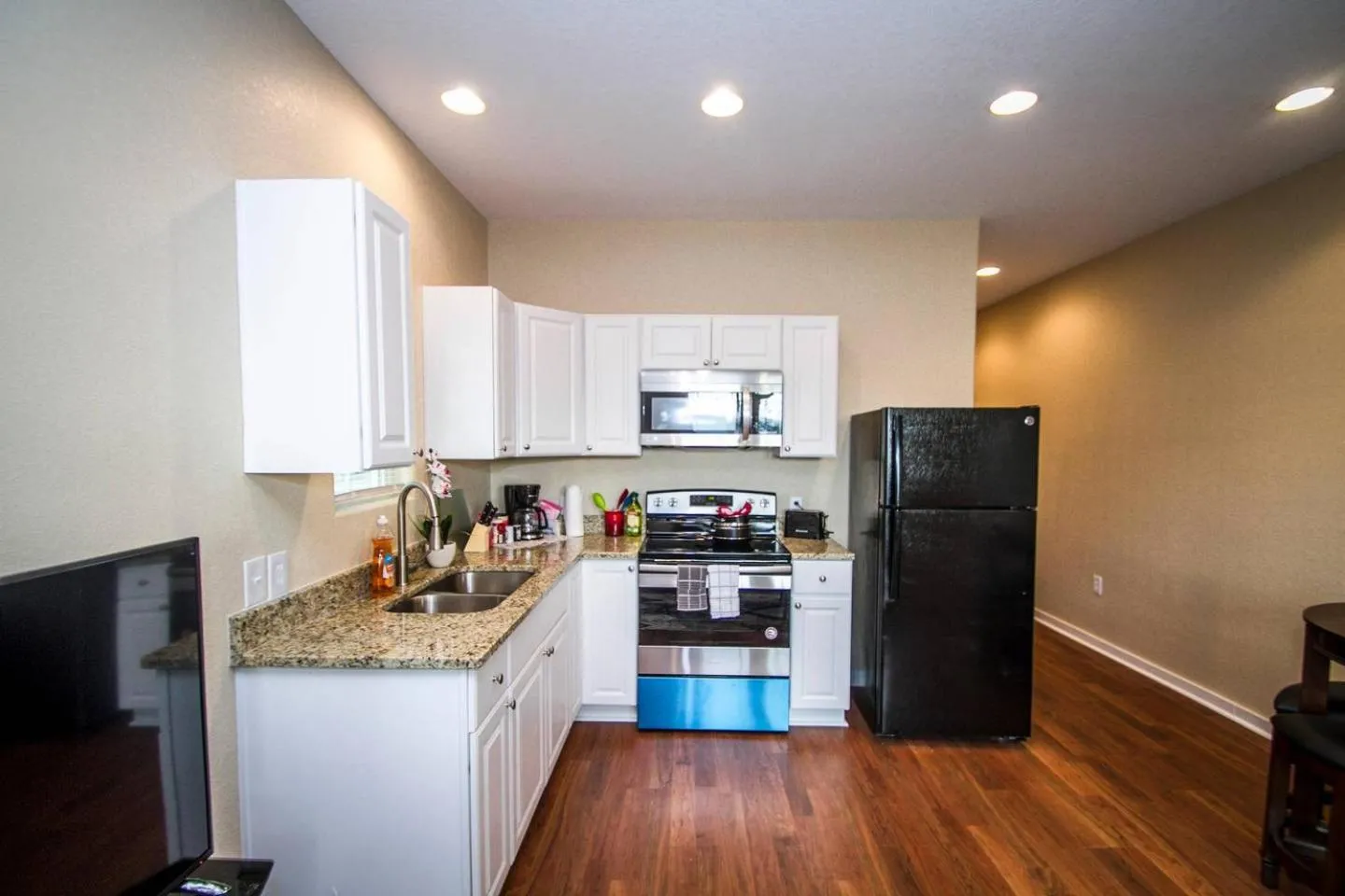 Kitchen or kitchenette in Hackberry St #A Renovated 2BR/2BA Near Downtown