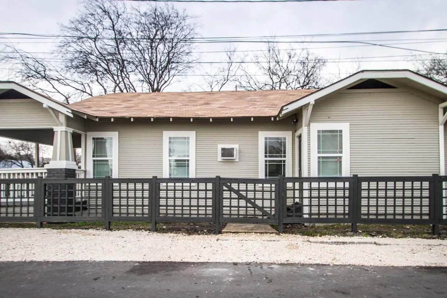 Property building in Hackberry St #A Renovated 2BR/2BA Near Downtown