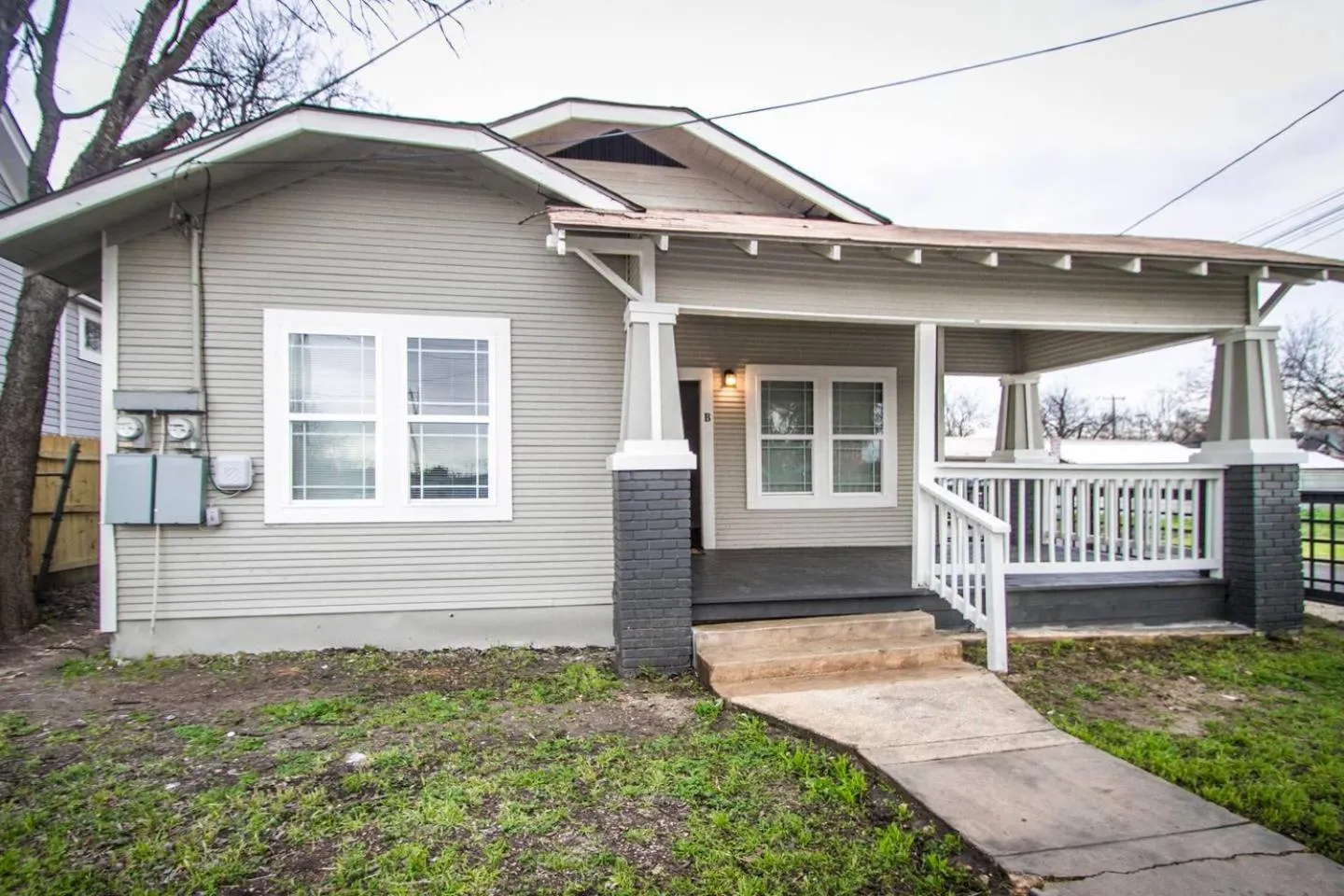 Property building in Hackberry St #A Renovated 2BR/2BA Near Downtown