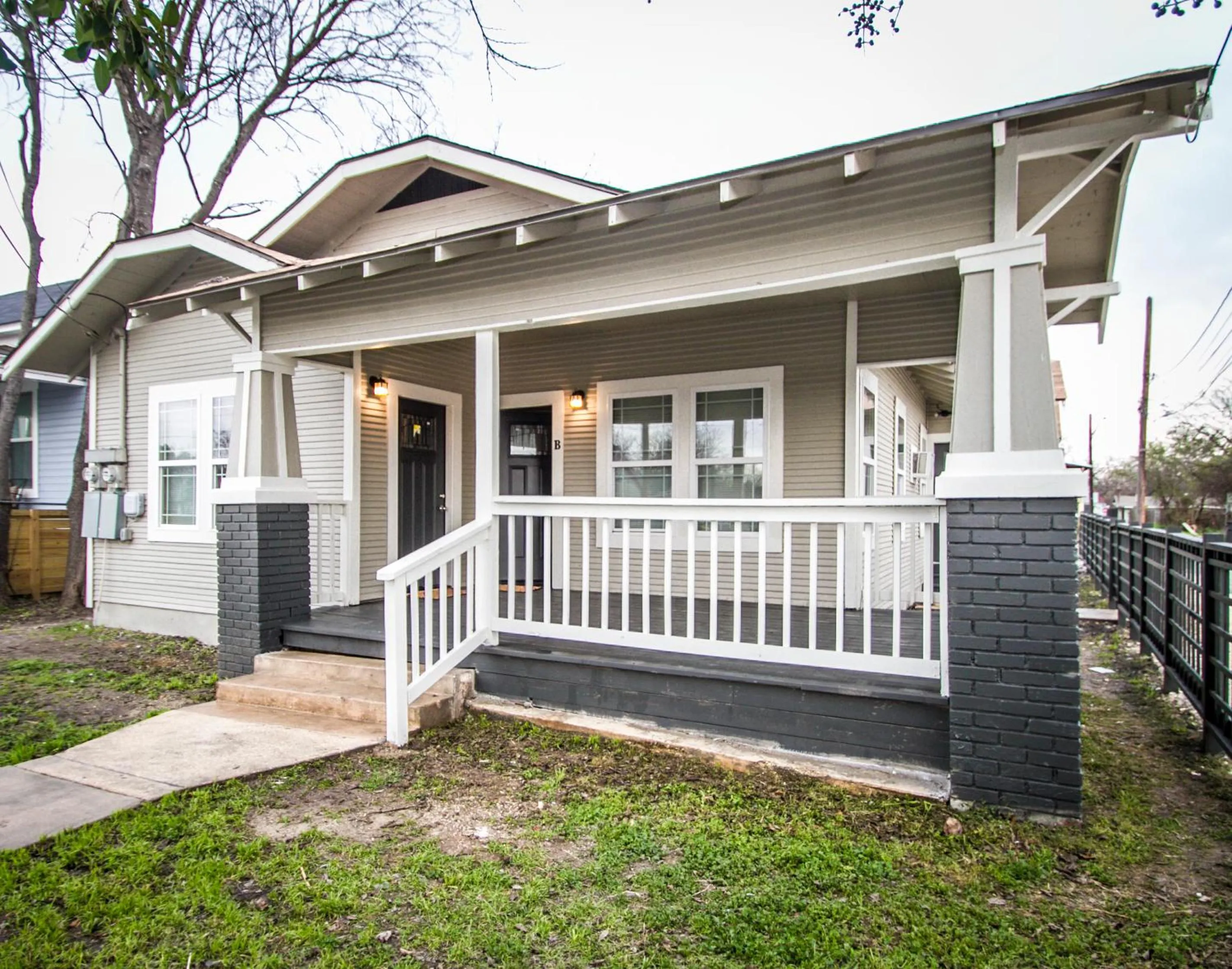 Property building in Hackberry St #A Renovated 2BR/2BA Near Downtown