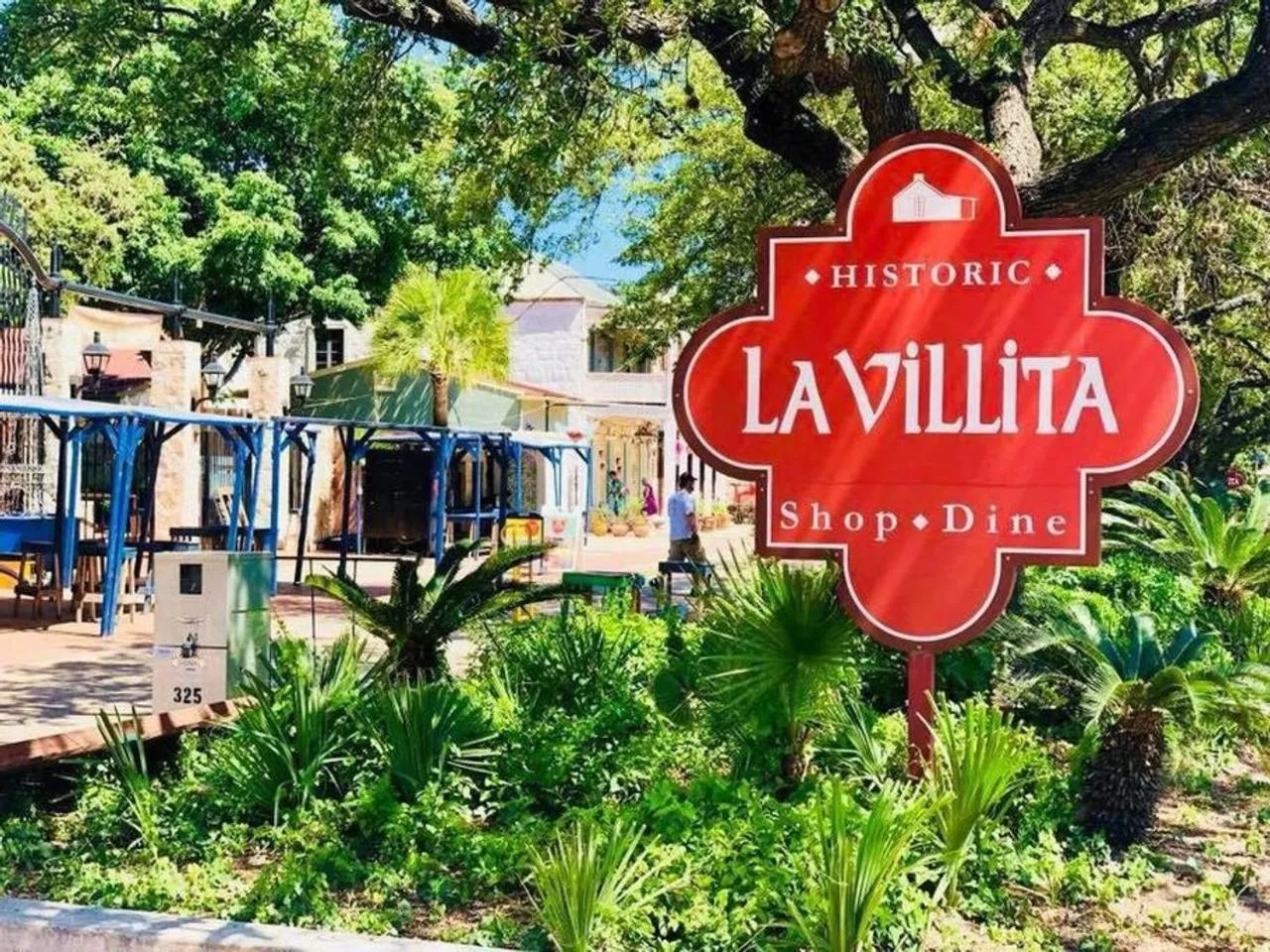 Hackberry St #A Renovated 2BR/2BA Near Downtown