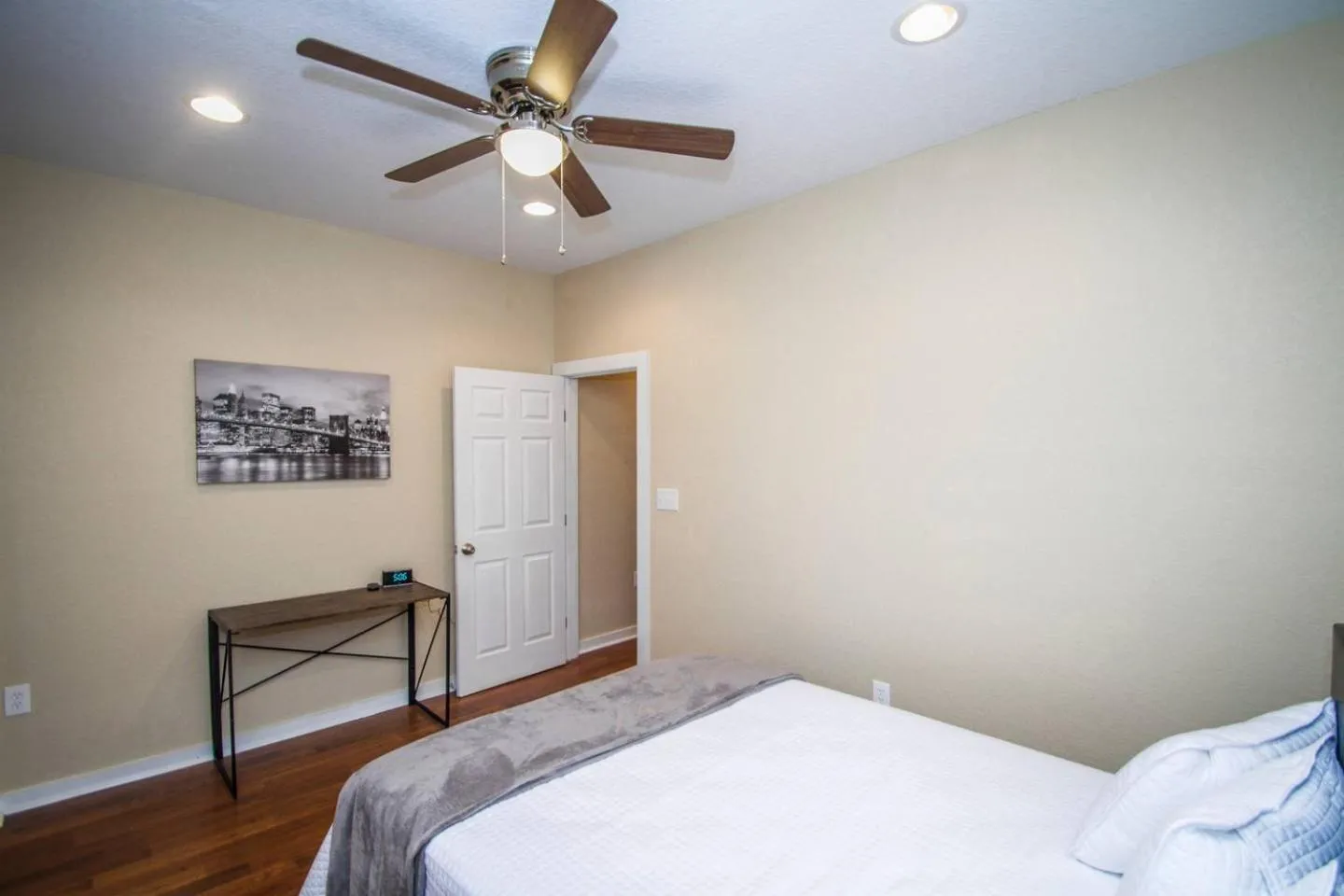 Bed in Hackberry St #A Renovated 2BR/2BA Near Downtown