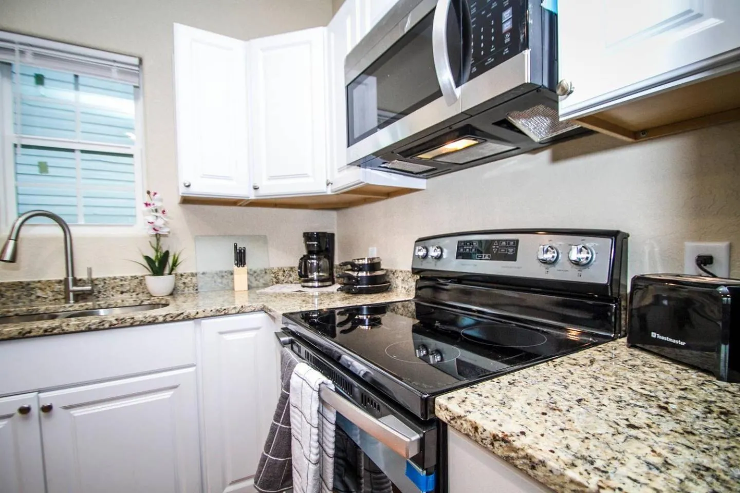 Kitchen or kitchenette in Hackberry St #A Renovated 2BR/2BA Near Downtown