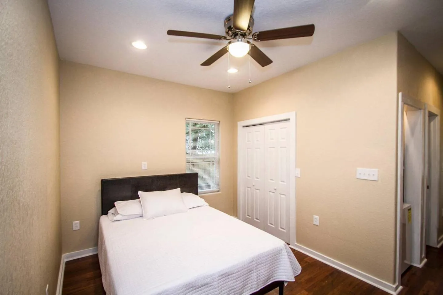 Bed in Hackberry St #A Renovated 2BR/2BA Near Downtown