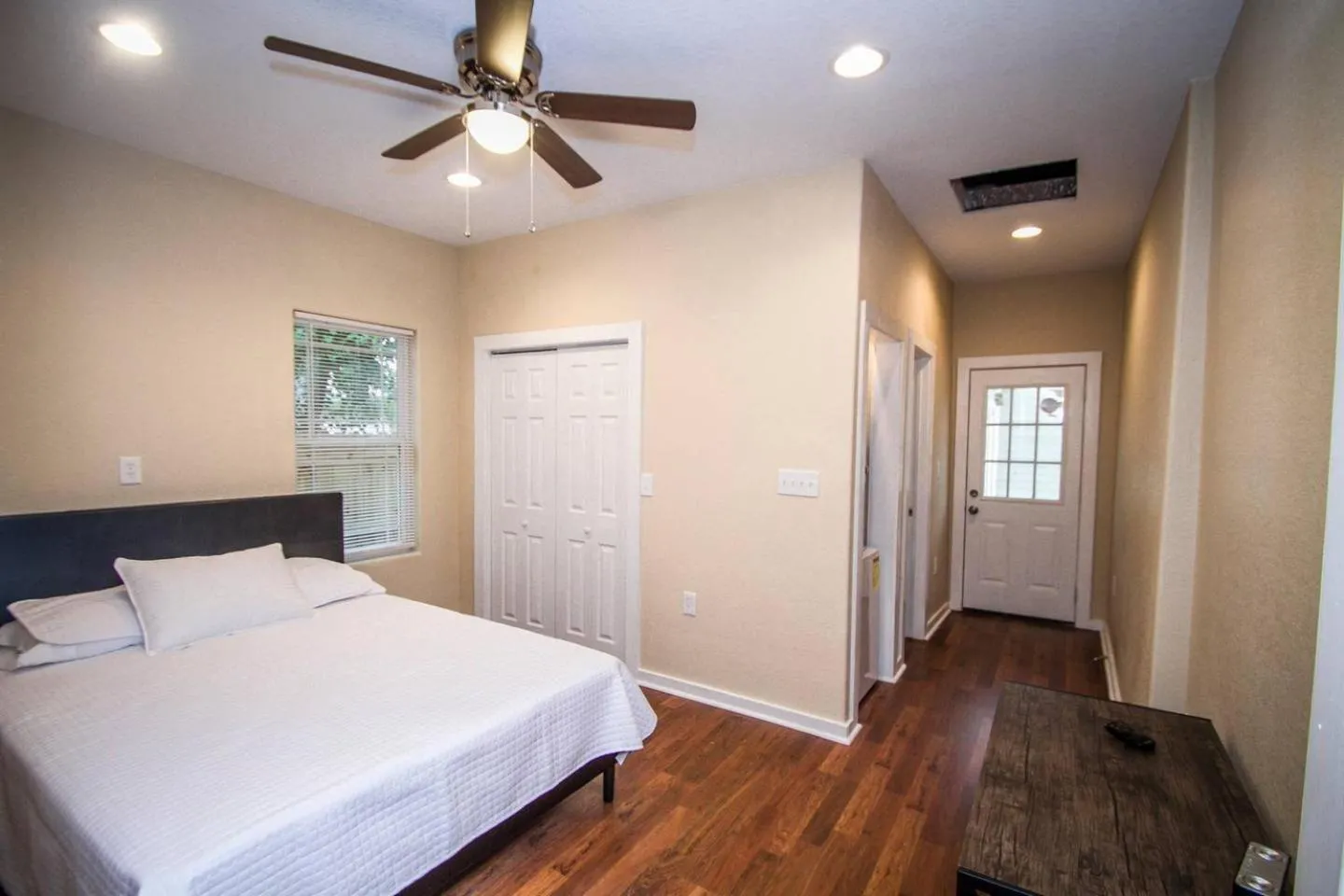 Bed in Hackberry St #A Renovated 2BR/2BA Near Downtown