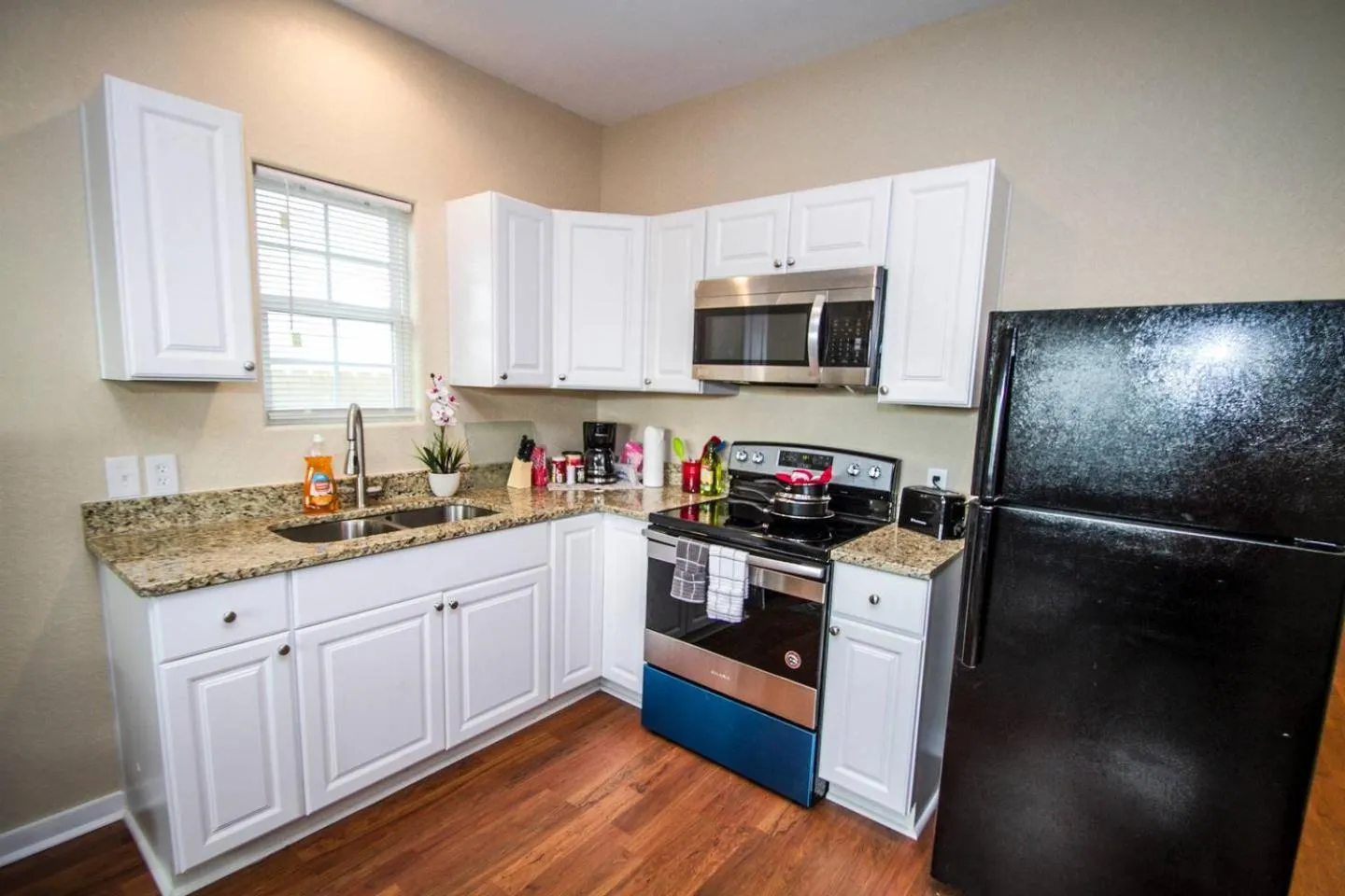 Kitchen or kitchenette in Hackberry St #A Renovated 2BR/2BA Near Downtown