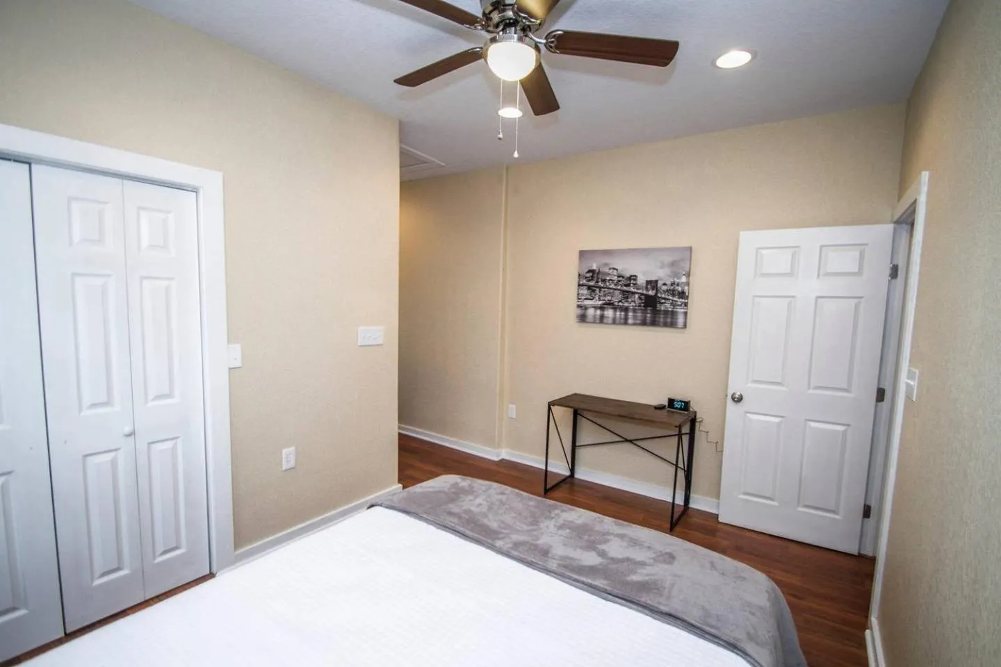 Bed in Hackberry St #A Renovated 2BR/2BA Near Downtown