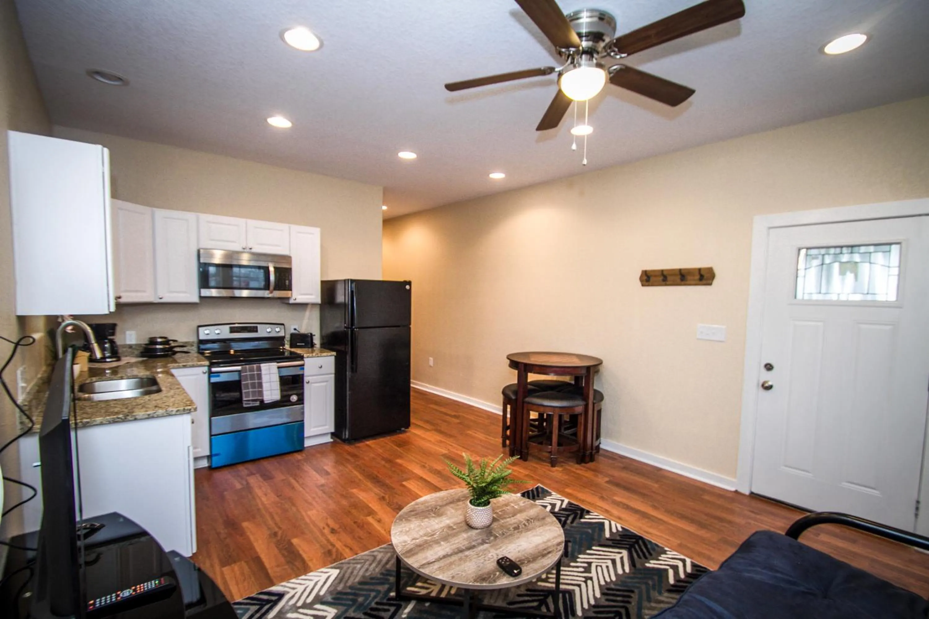 Kitchen or kitchenette in Hackberry St #A Renovated 2BR/2BA Near Downtown