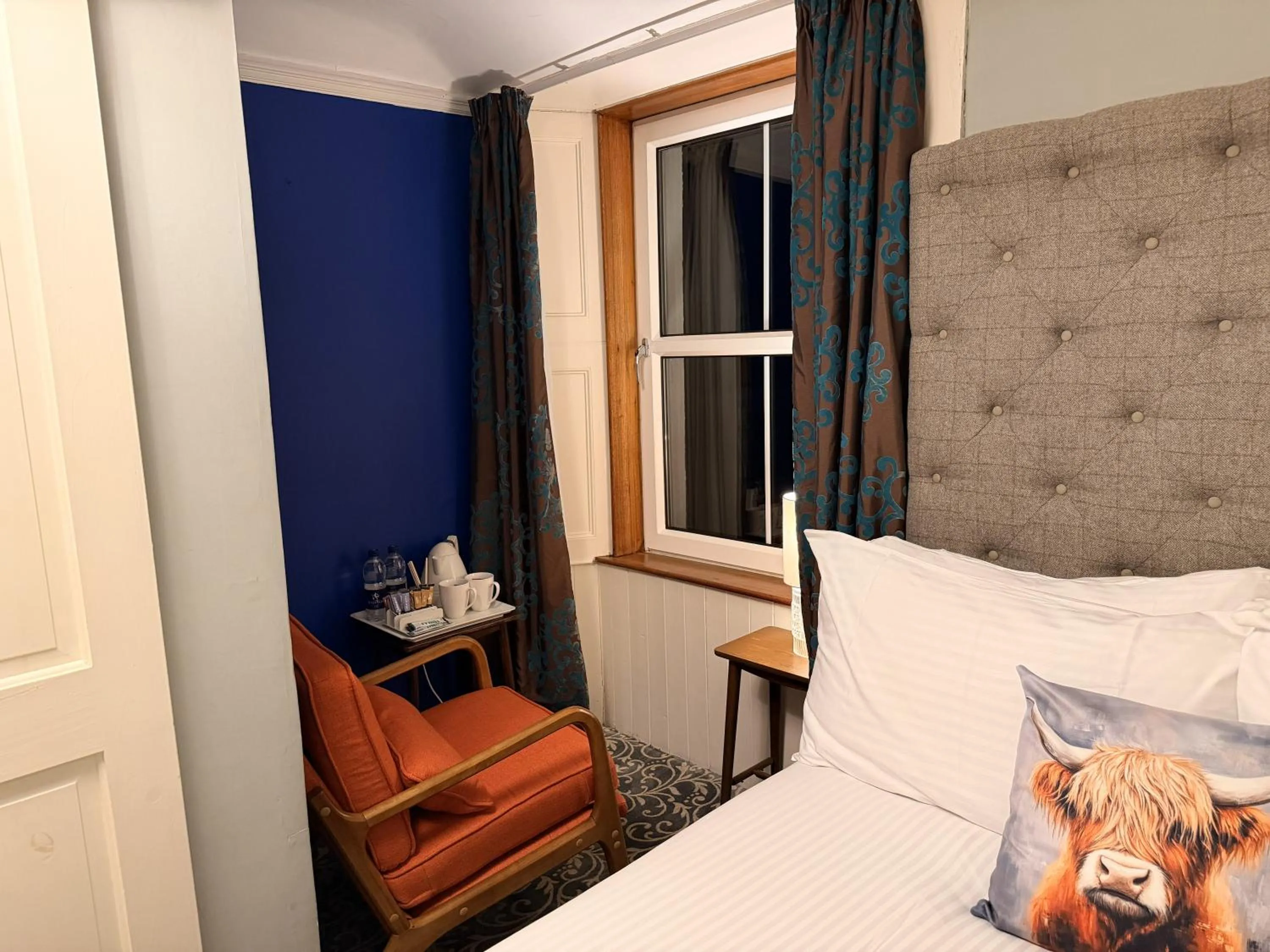 Bedroom, Bed in Loch Leven Hotel & Distillery