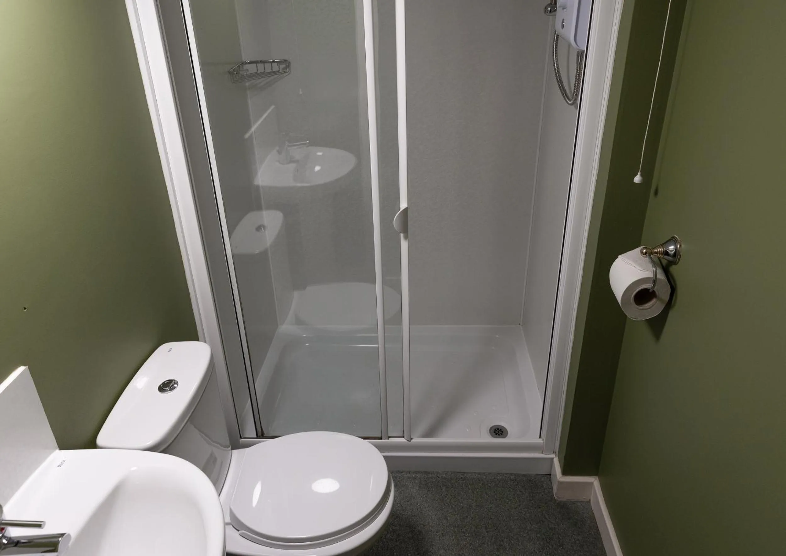 Shower in Loch Leven Hotel & Distillery