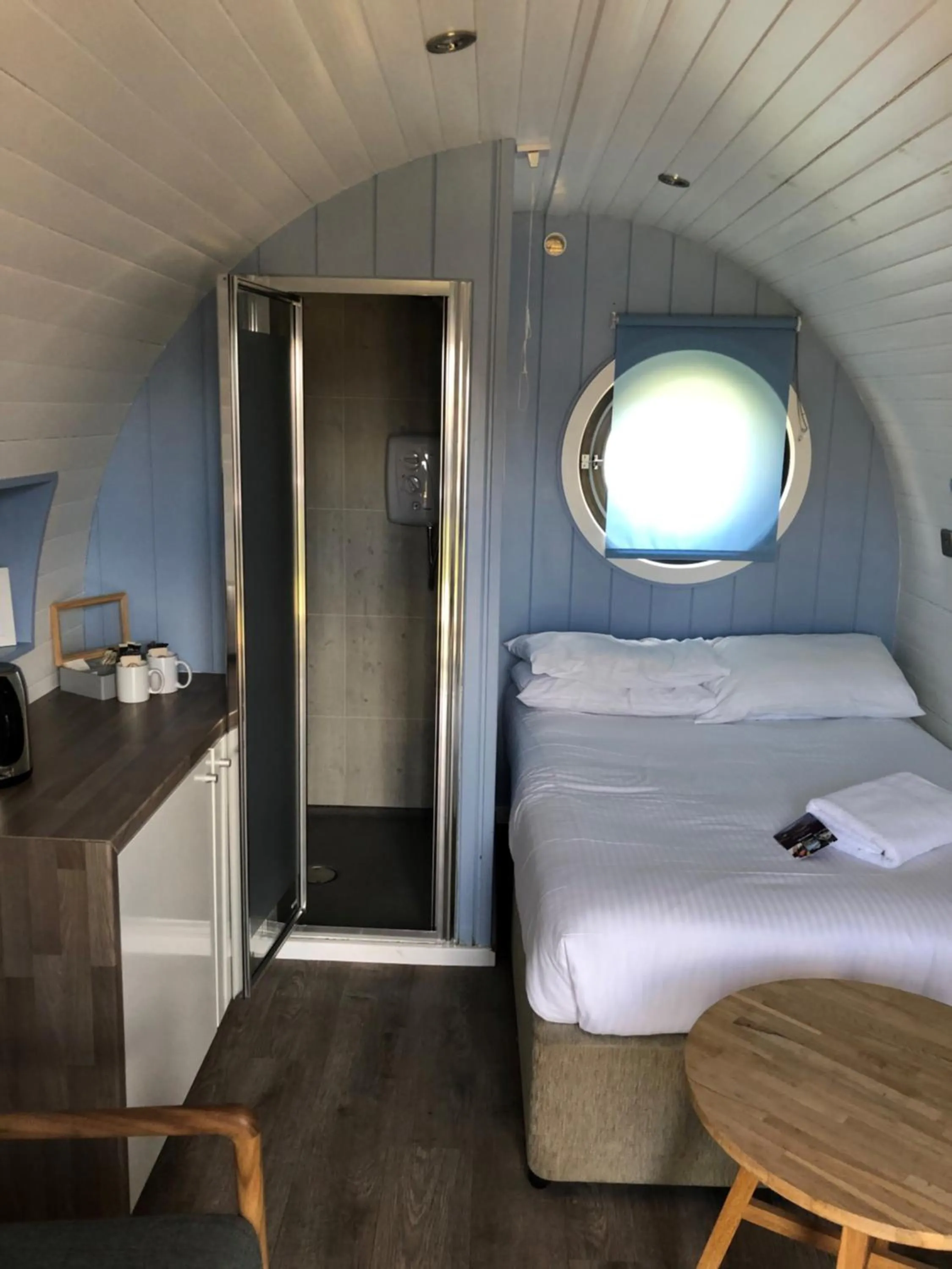 Bedroom, Bed in Loch Leven Hotel & Distillery