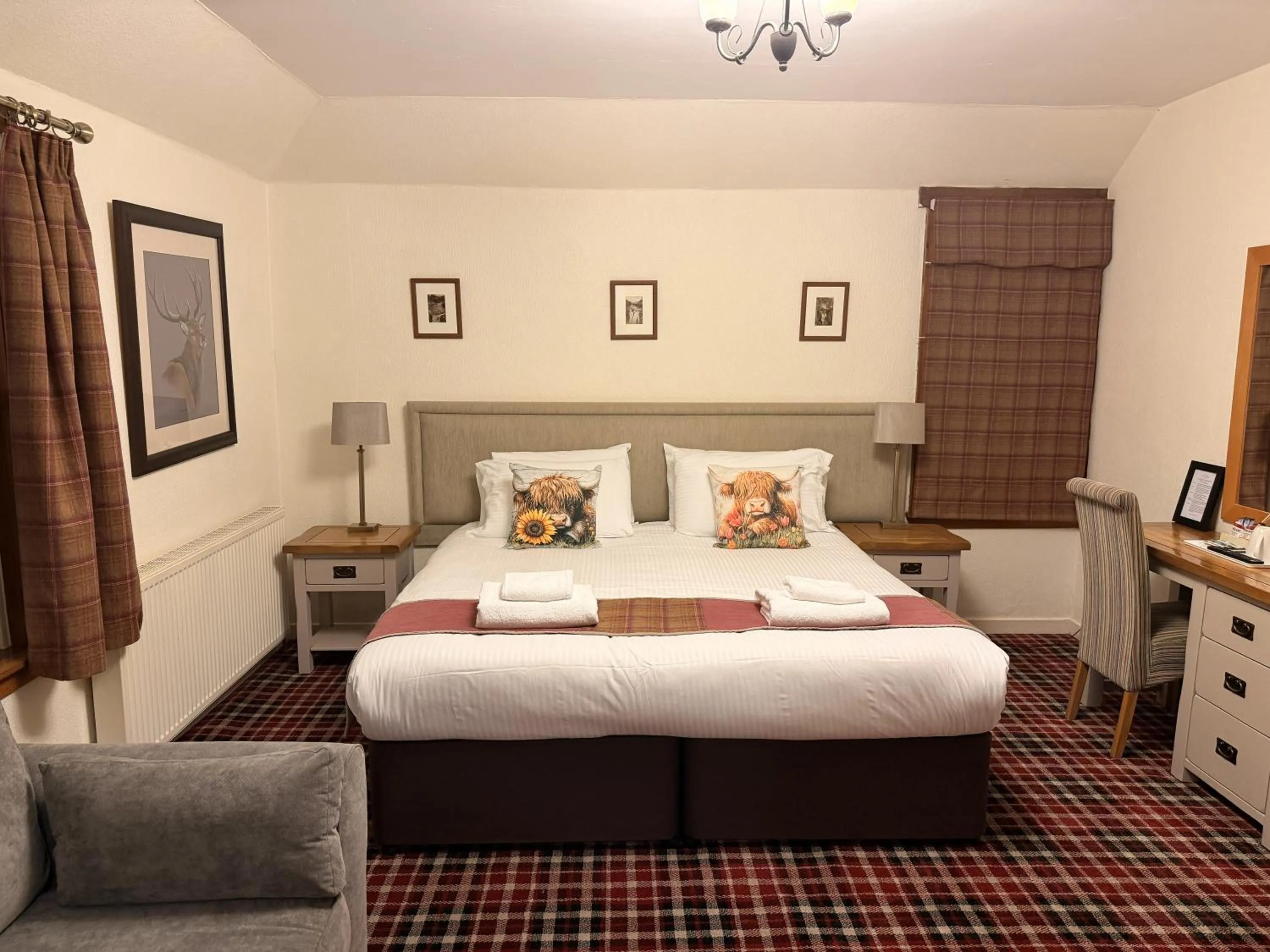 Bedroom, Bed in Loch Leven Hotel & Distillery
