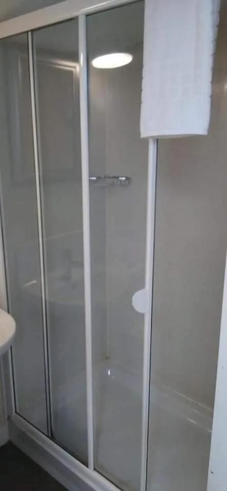 Shower in Loch Leven Hotel & Distillery