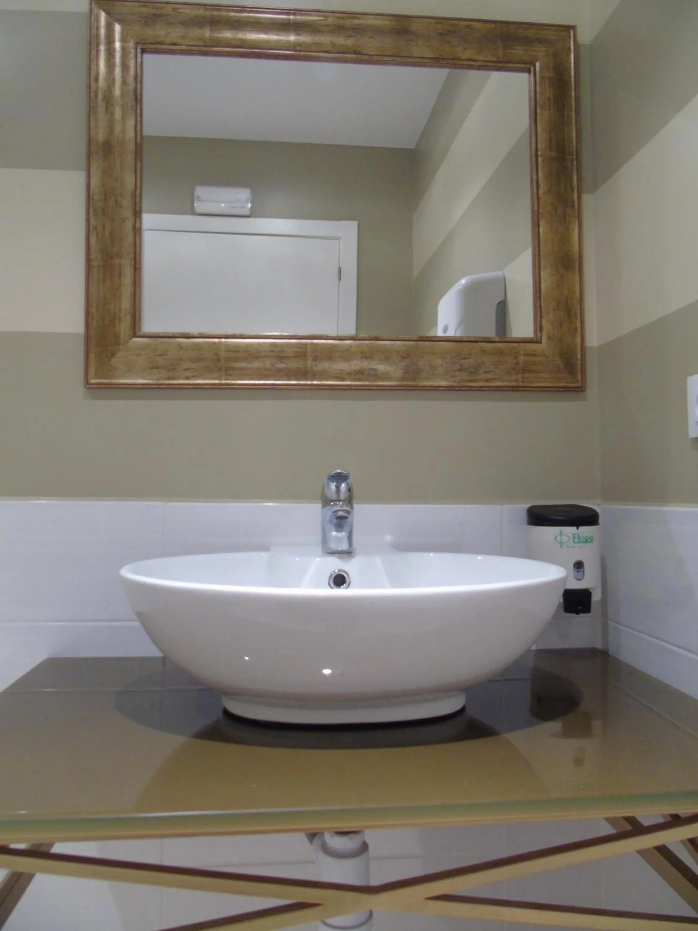 Toilet in Hotel Bruselas