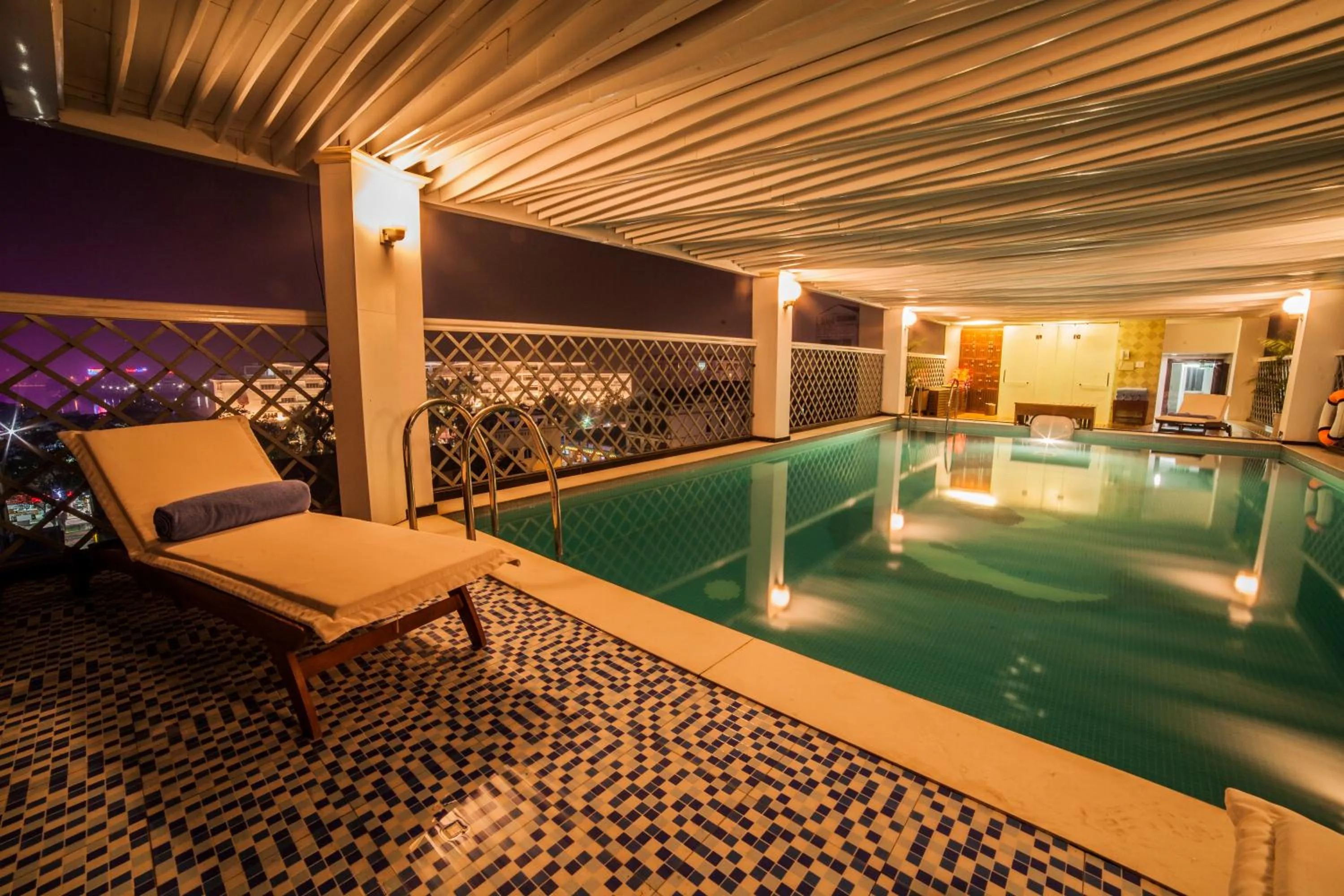 Swimming pool in Moonlight Hotel Hue