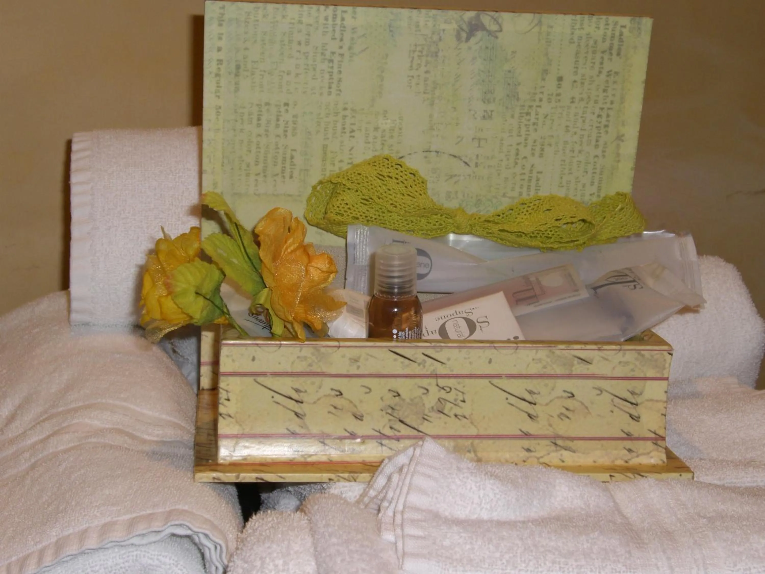 Shower, Bed in Albergo Ristorante del Cacciatore