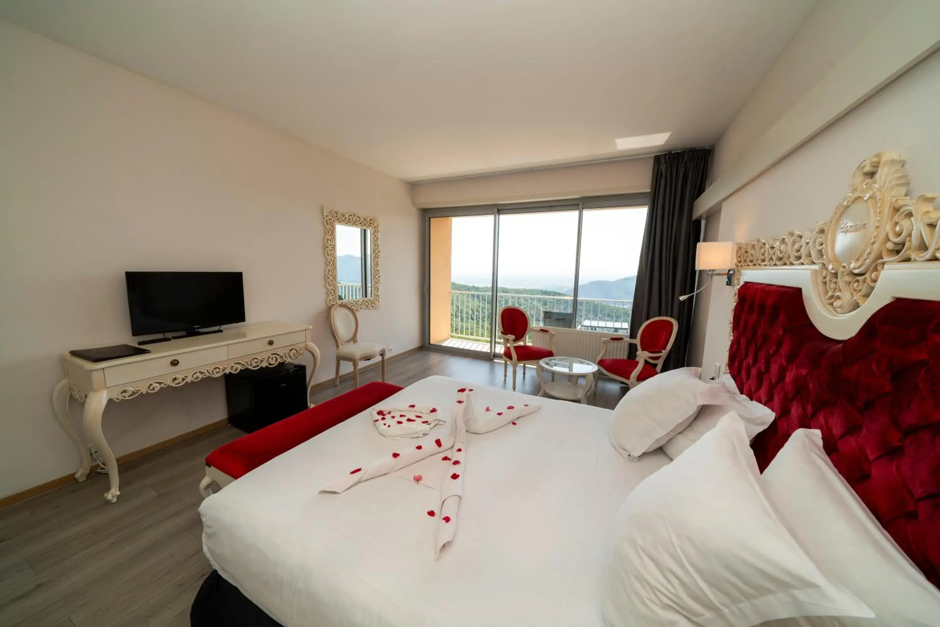 Bedroom, Bed in Alexain Hotel Restaurant & Wellness - Colmar Ouest Bedroom, Bed in Alexain Hotel Restaurant & Wellness - Colmar Ouest
