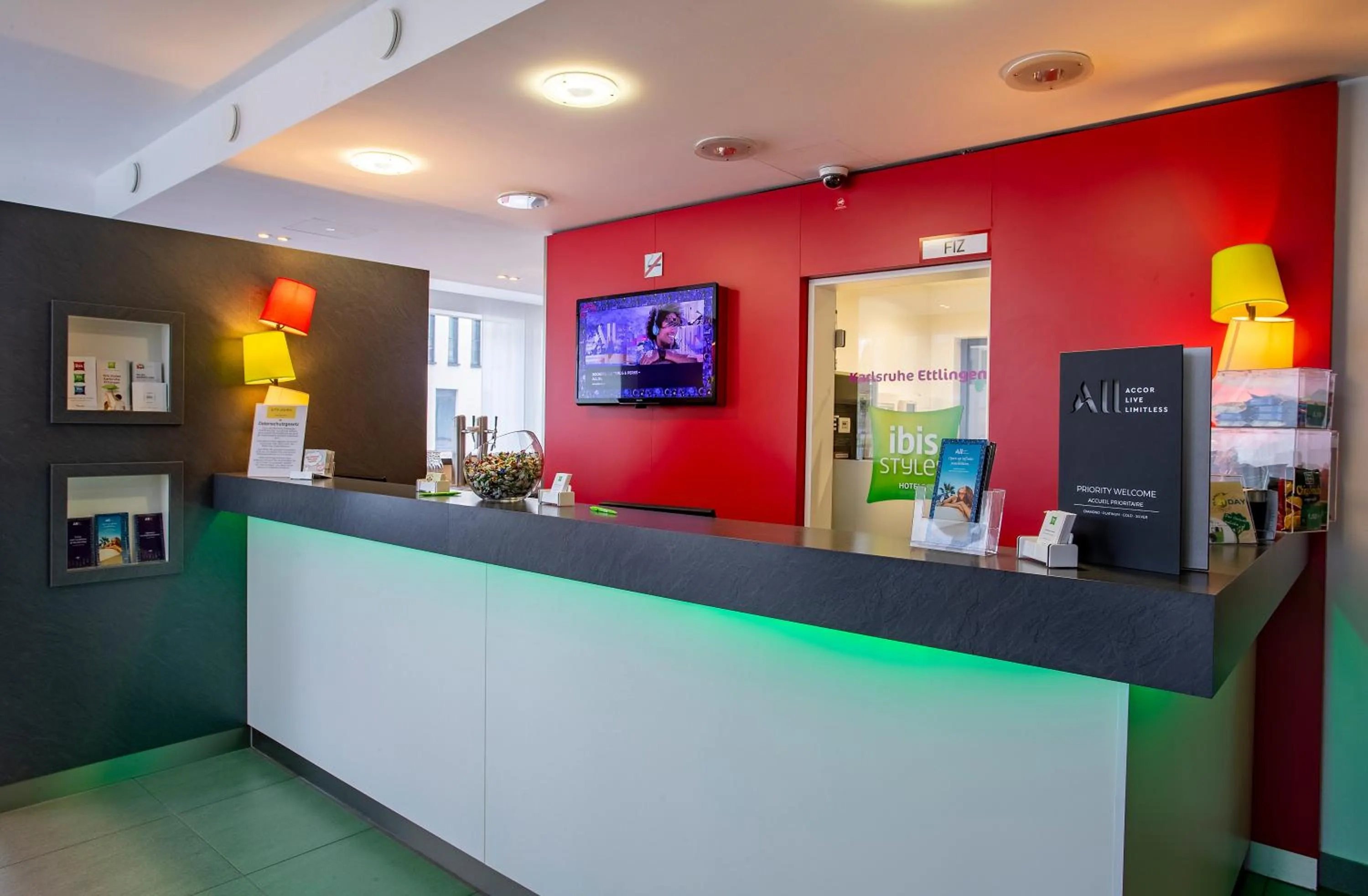 Lobby or reception in ibis Styles Karlsruhe Ettlingen
